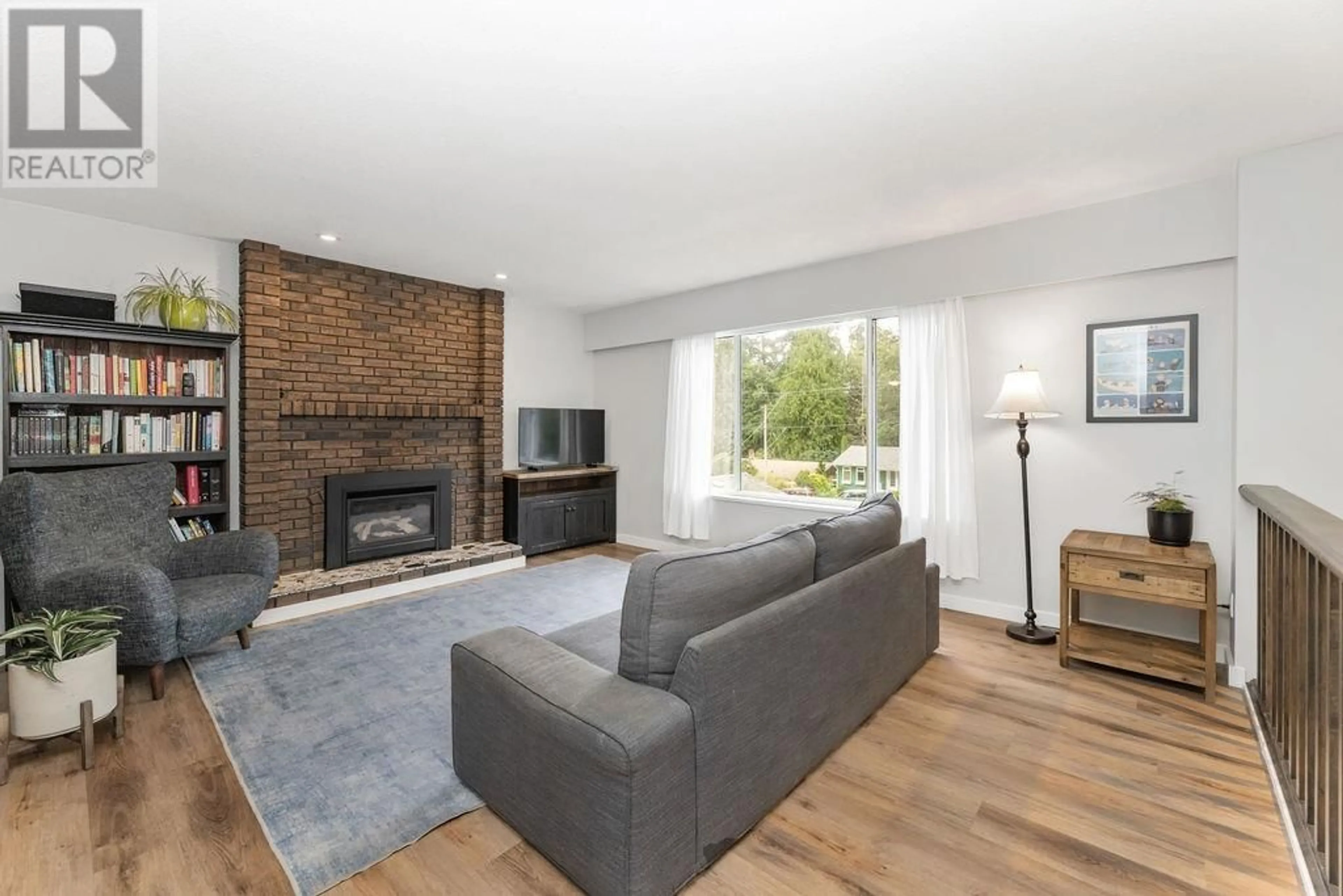 Living room with furniture, unknown for 1020 FIRCREST ROAD, Gibsons British Columbia V0N1V4