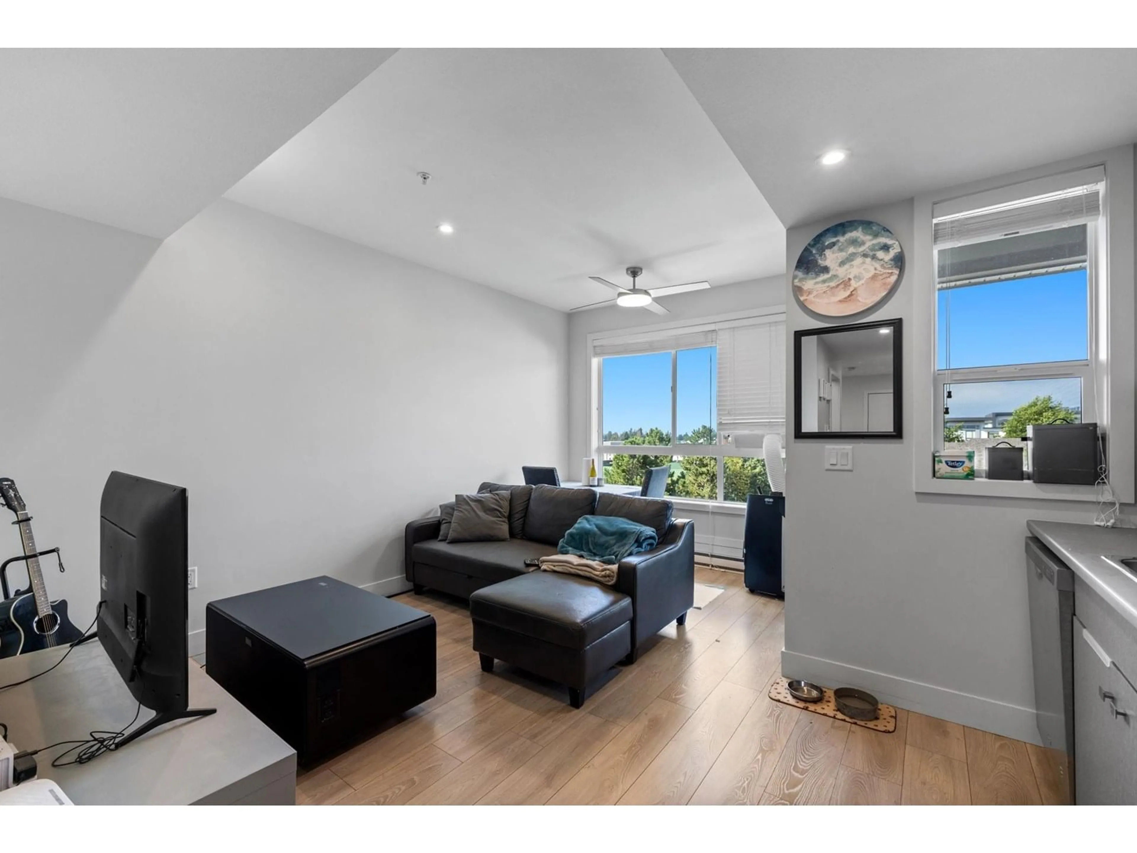 Living room with furniture, unknown for 501 - 1516 MCCALLUM, Abbotsford British Columbia V2S0L9
