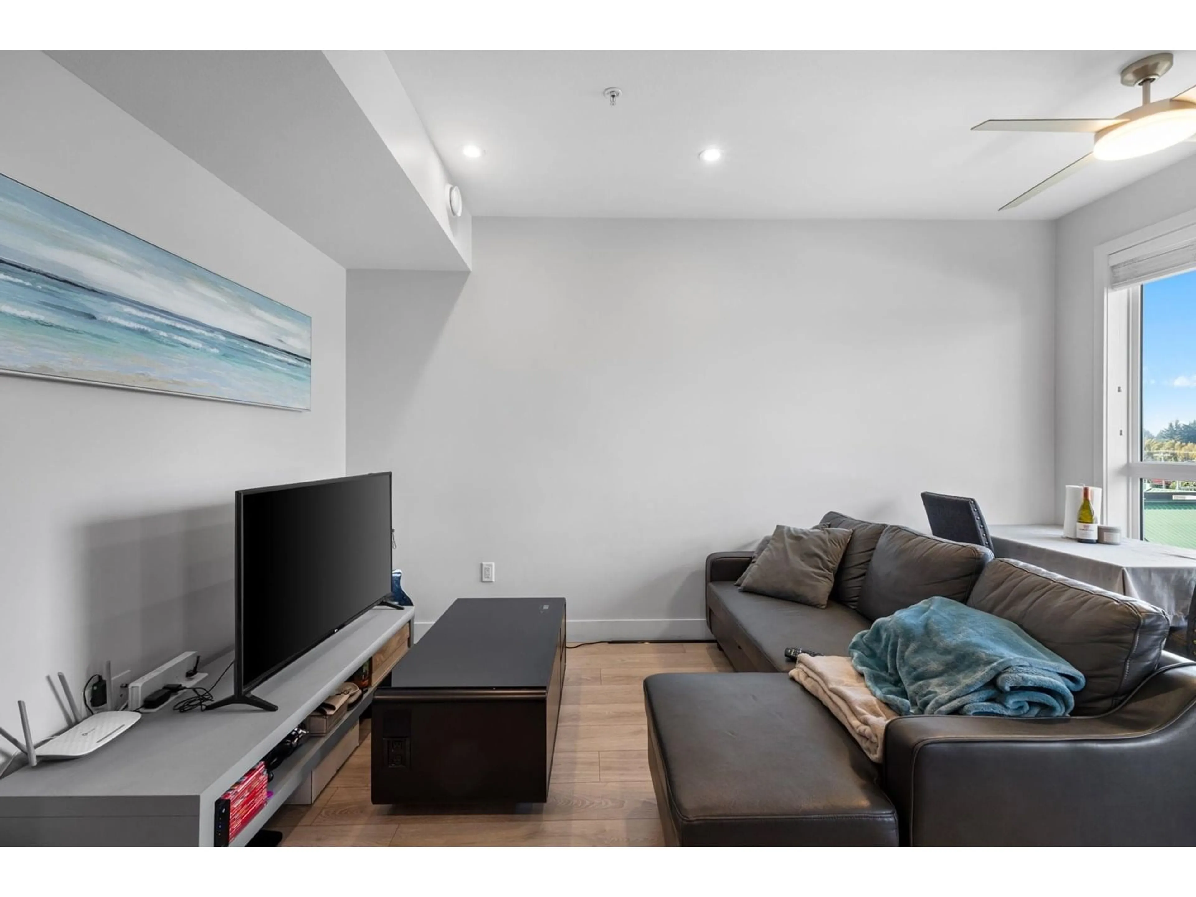 Living room with furniture, wood/laminate floor for 501 - 1516 MCCALLUM, Abbotsford British Columbia V2S0L9