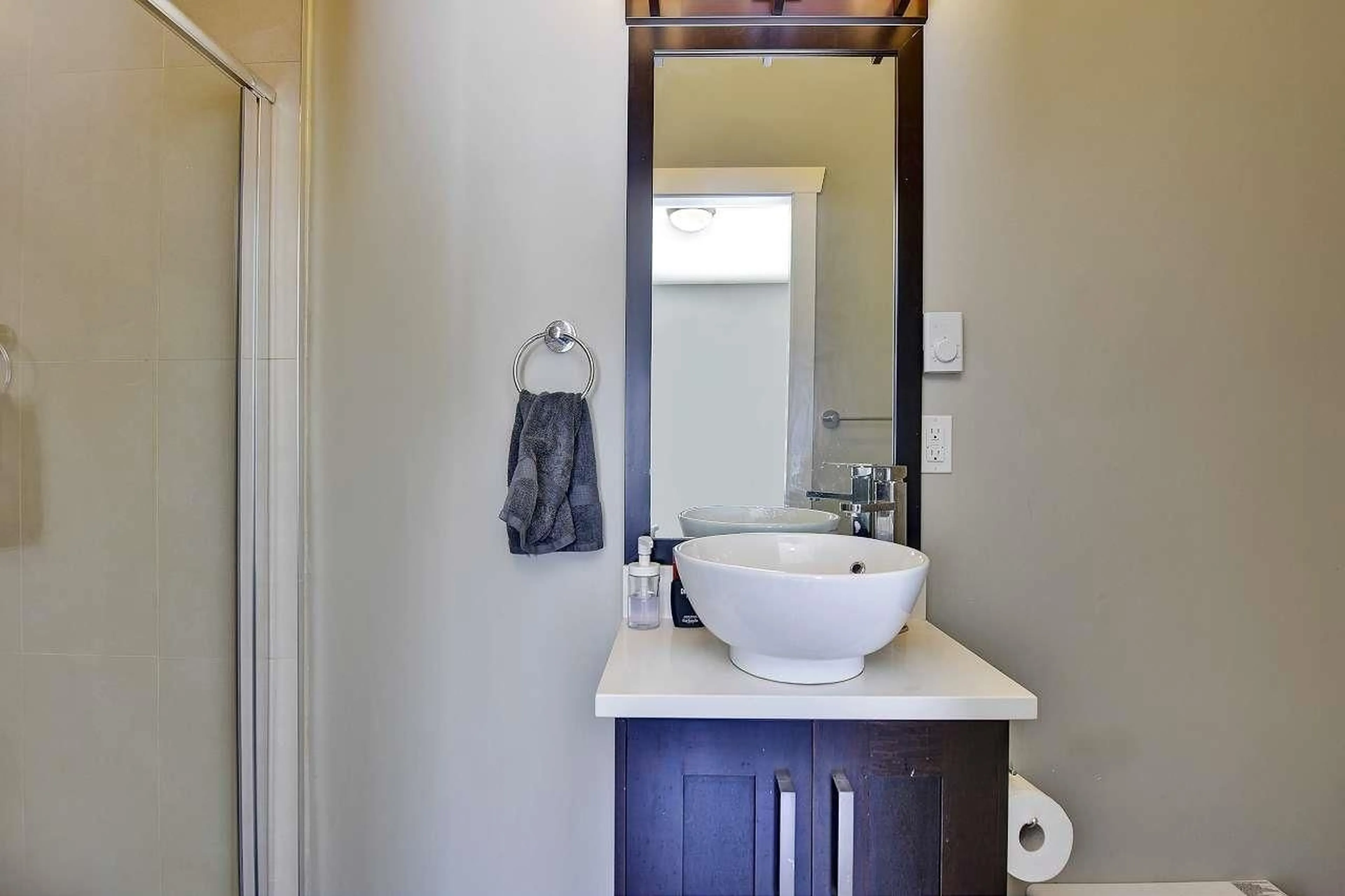 Contemporary bathroom, ceramic/tile floor for 6 - 14285 64, Surrey British Columbia V3W1Z2