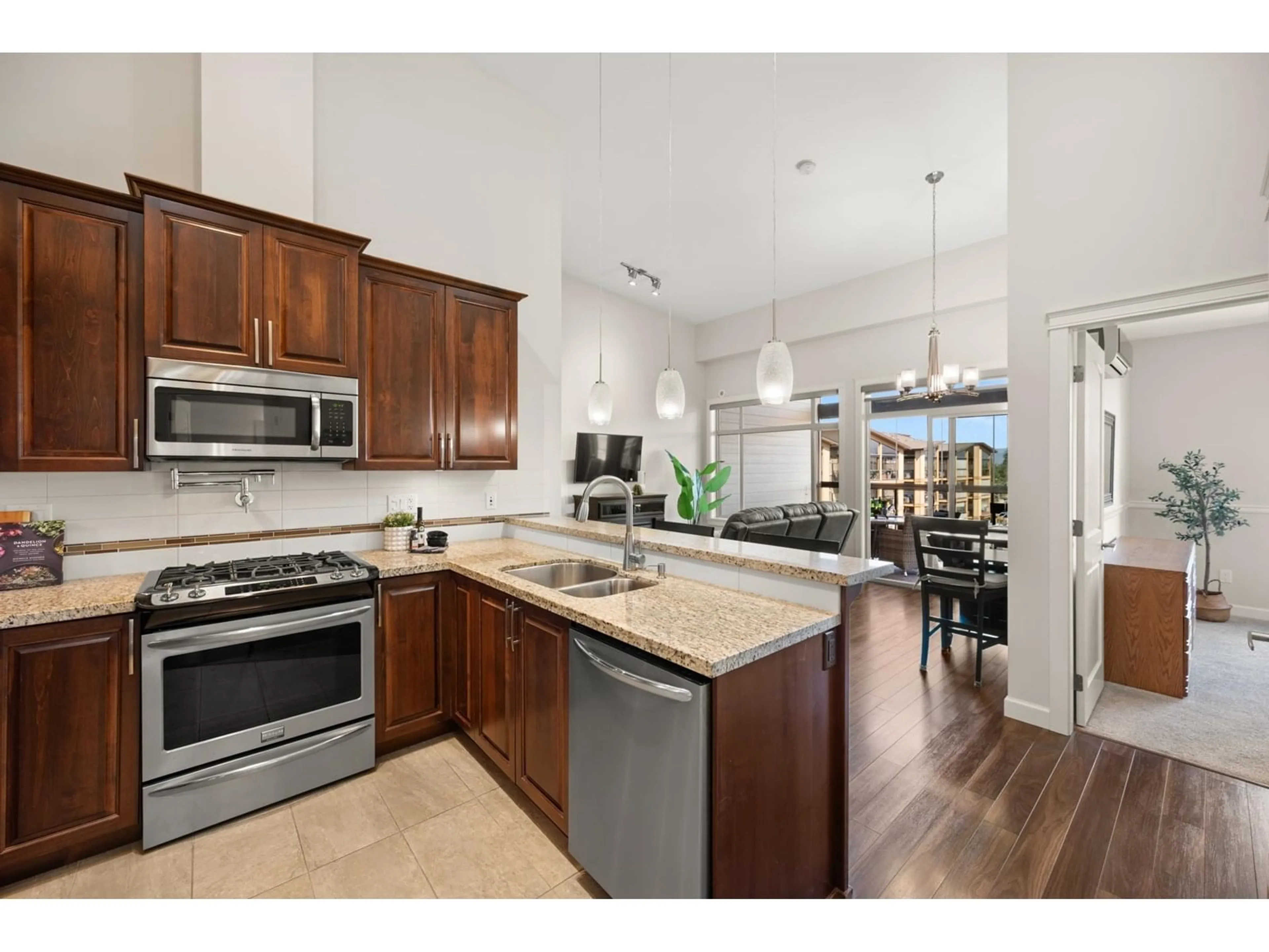 Open concept kitchen, ceramic/tile floor for 618 - 2860 TRETHEWEY, Abbotsford British Columbia V2T0G5