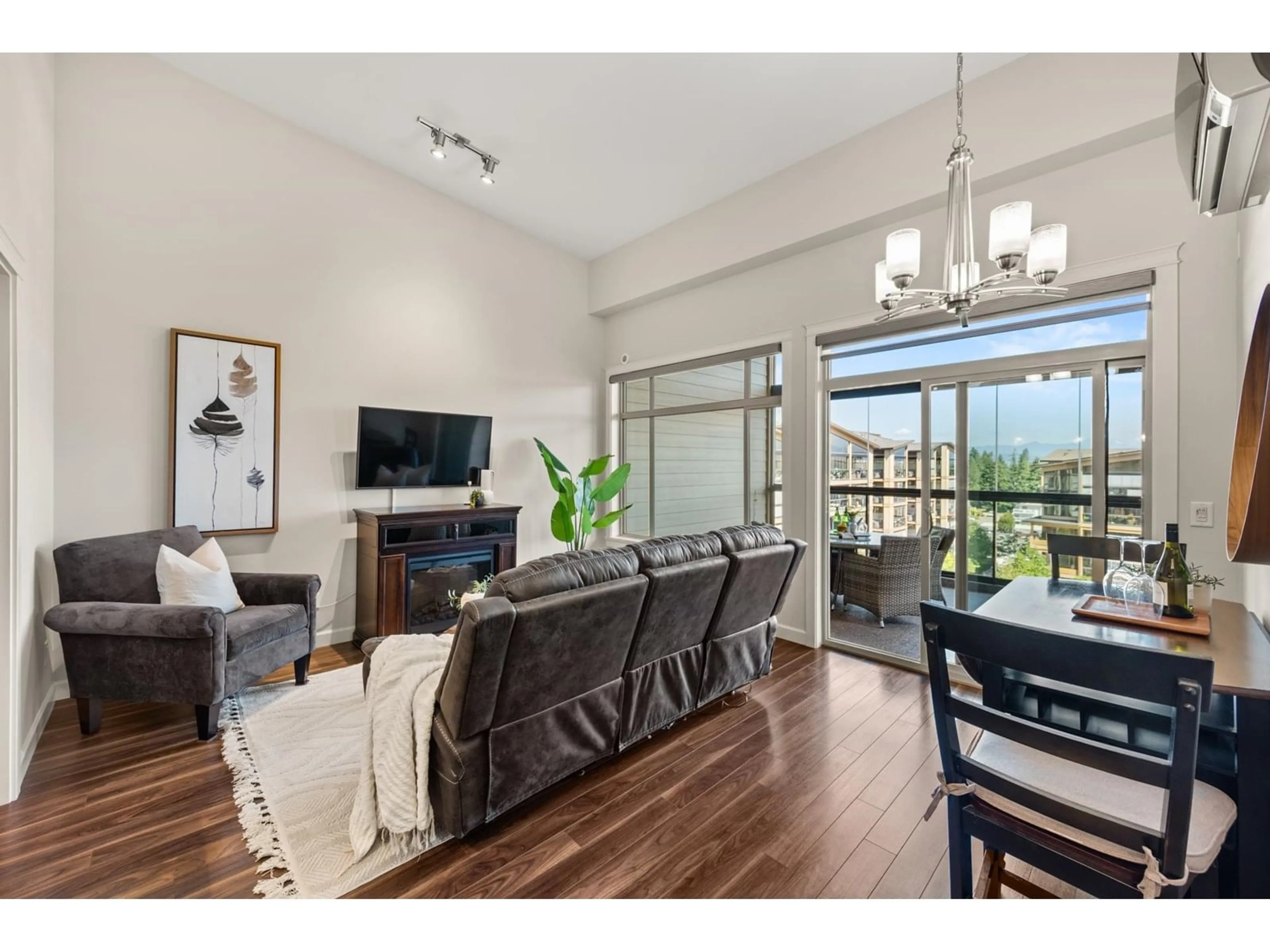 Living room with furniture, wood/laminate floor for 618 - 2860 TRETHEWEY, Abbotsford British Columbia V2T0G5