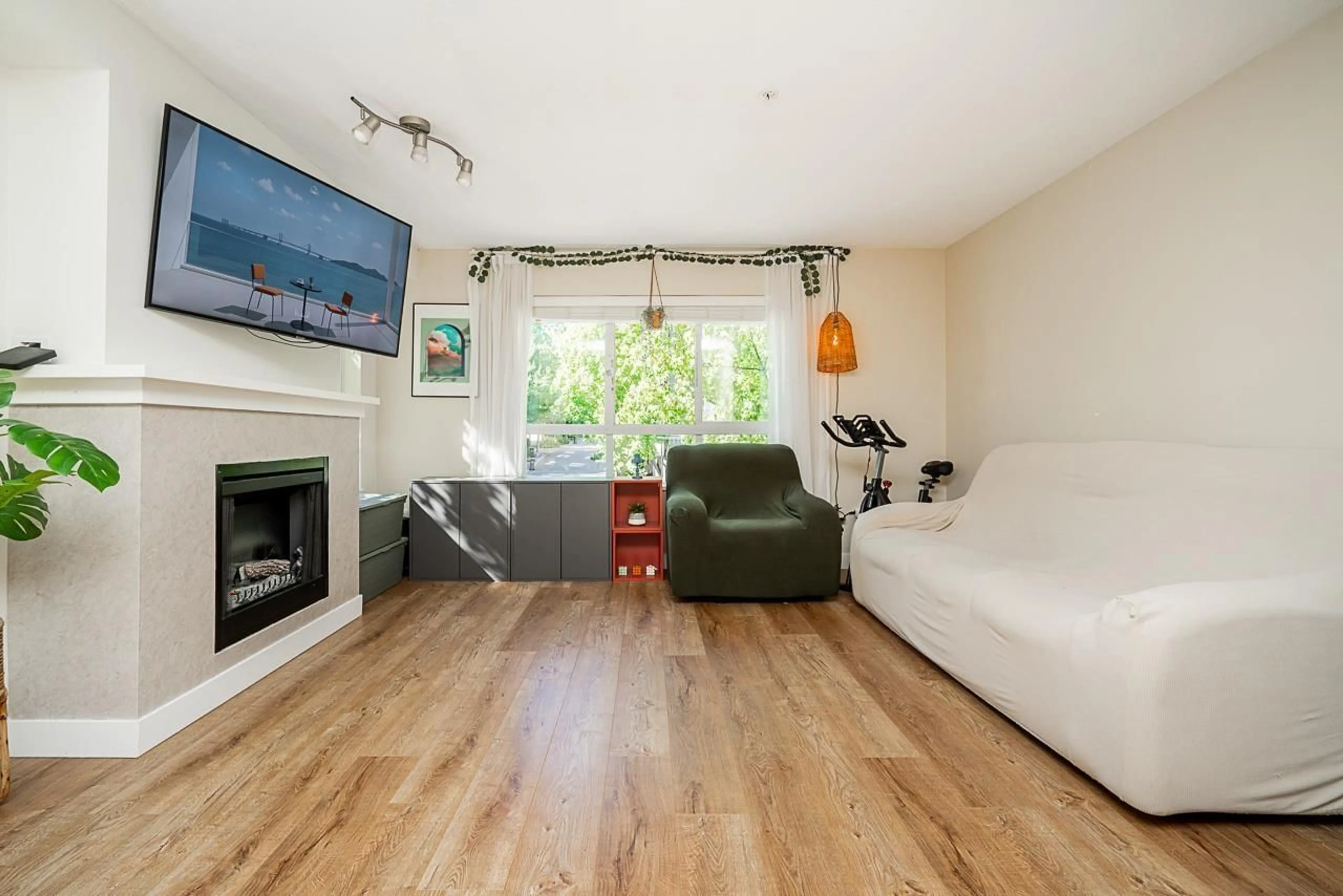 Living room with furniture, wood/laminate floor for 67 - 6747 203, Langley British Columbia V2Y3B5
