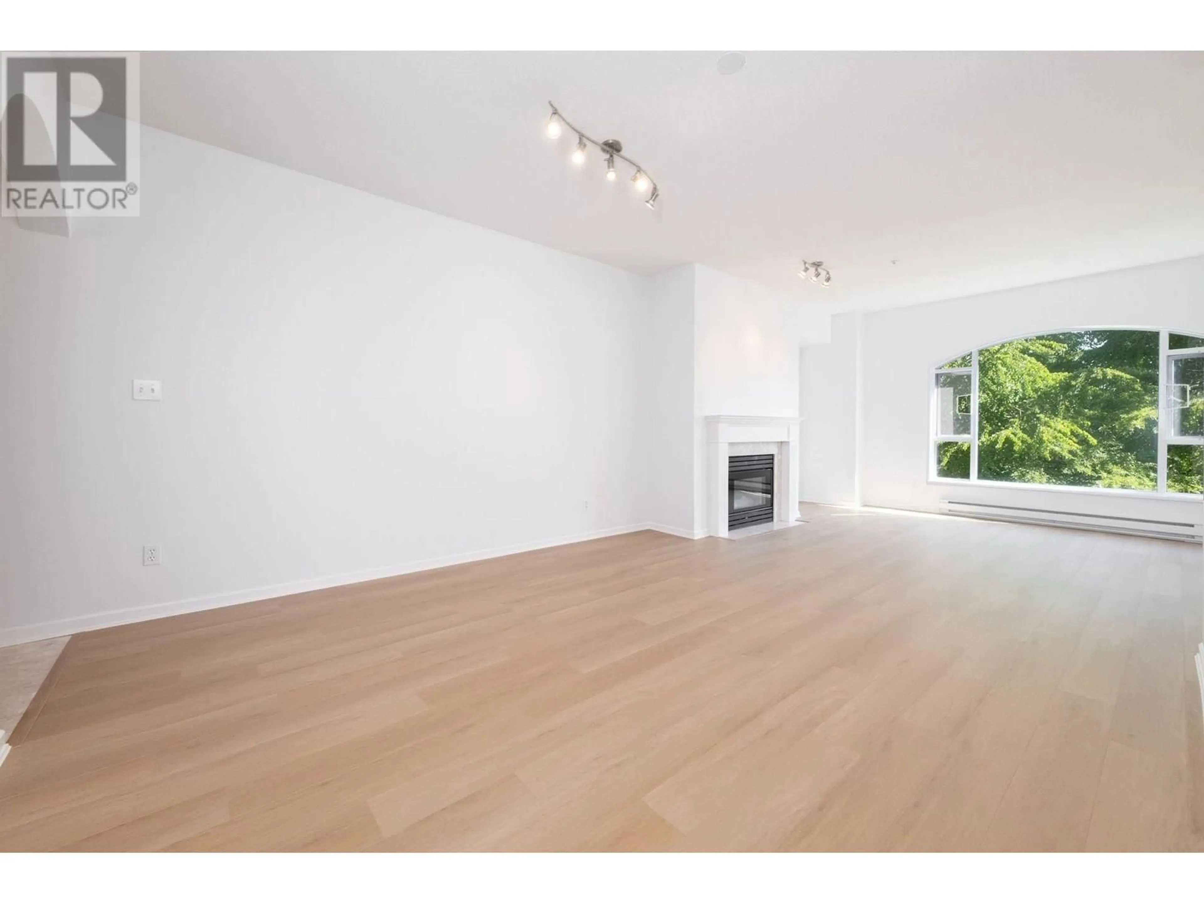 A pic of a room for 208 - 5262 OAKMOUNT CRESCENT, Burnaby British Columbia V5H4R7