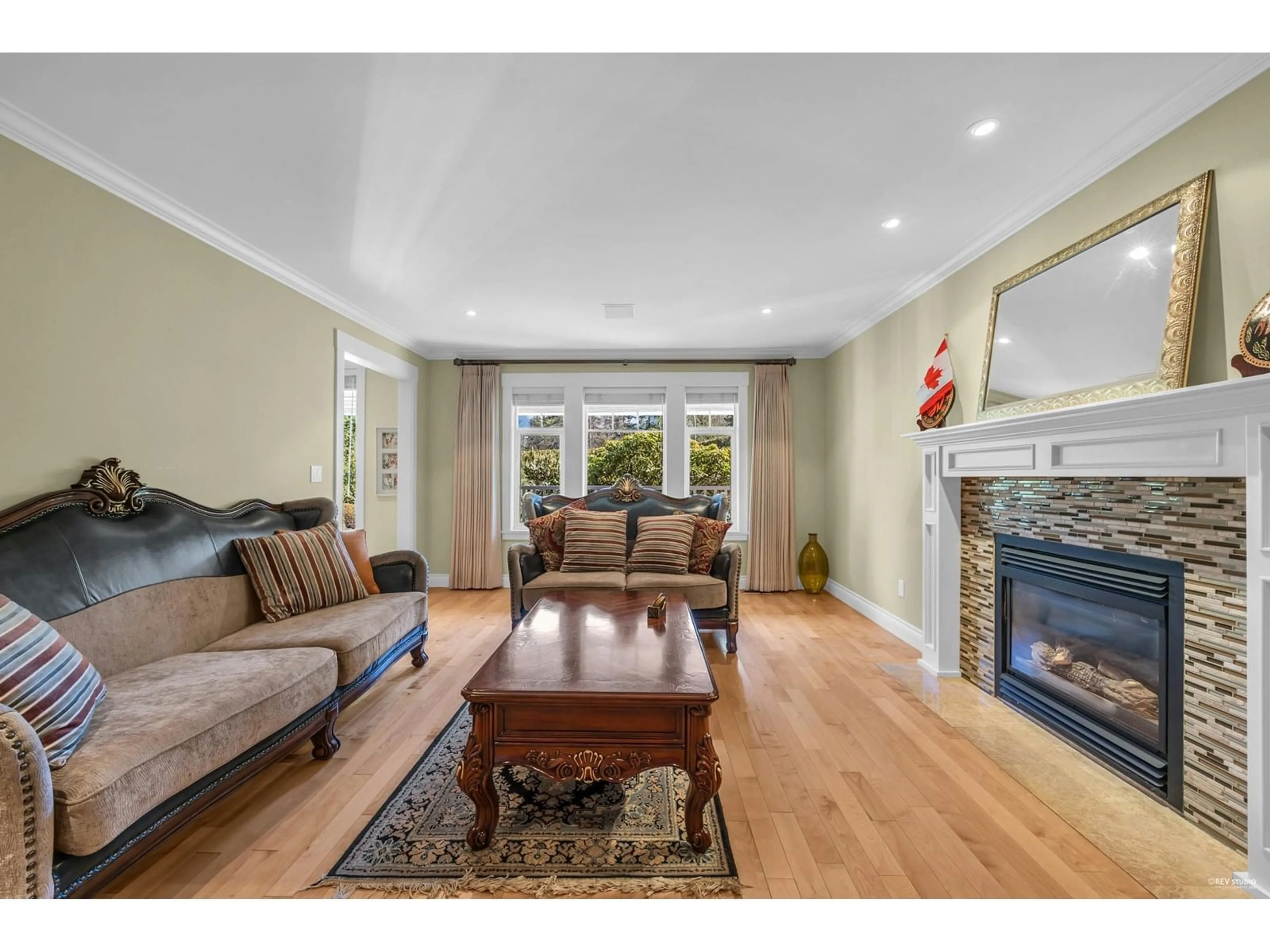 Living room with furniture, wood/laminate floor for 17377 28A, Surrey British Columbia V3Z0E7