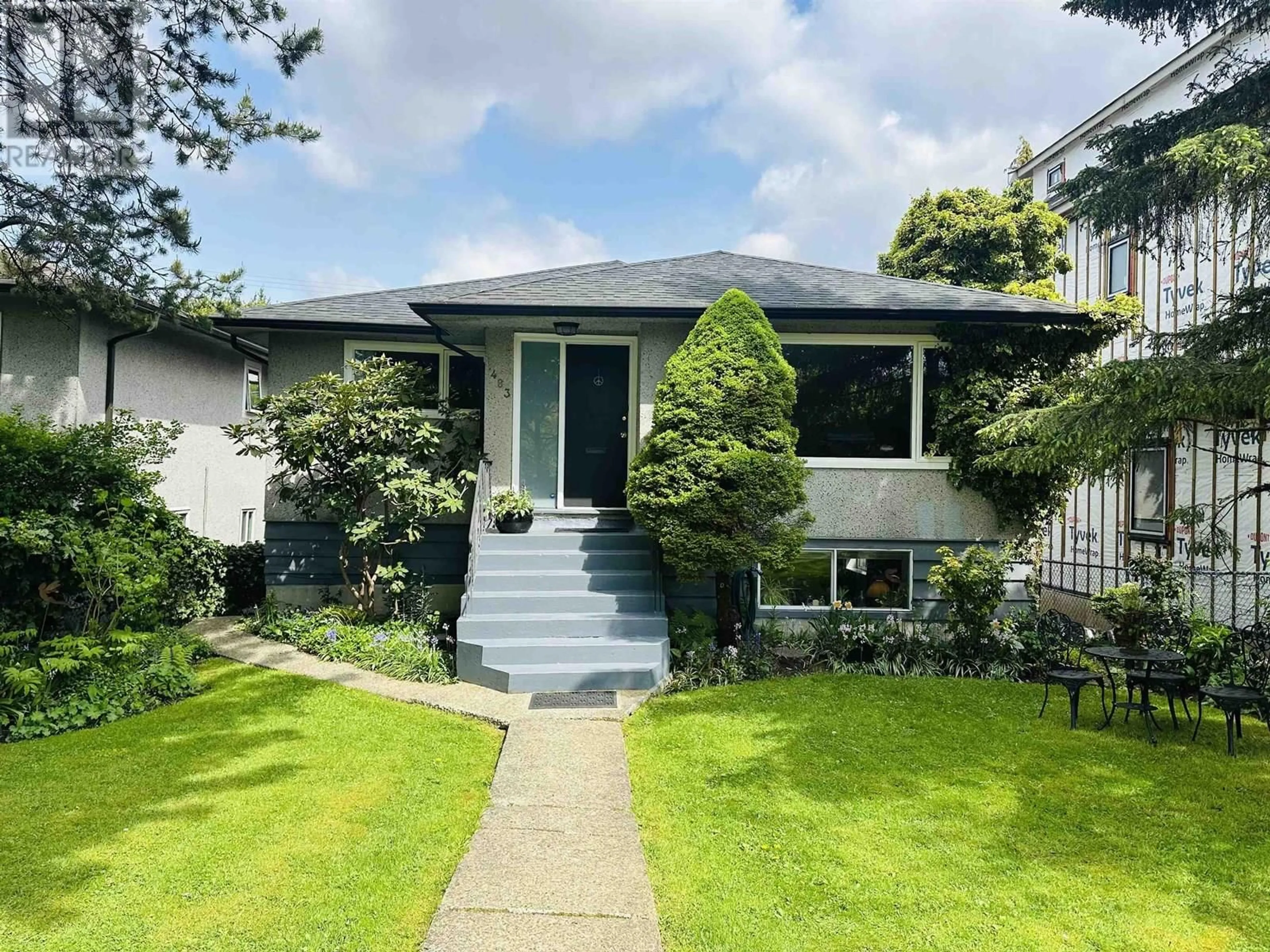Home with vinyl exterior material, street for 483 31ST AVENUE, Vancouver British Columbia V5V2W6