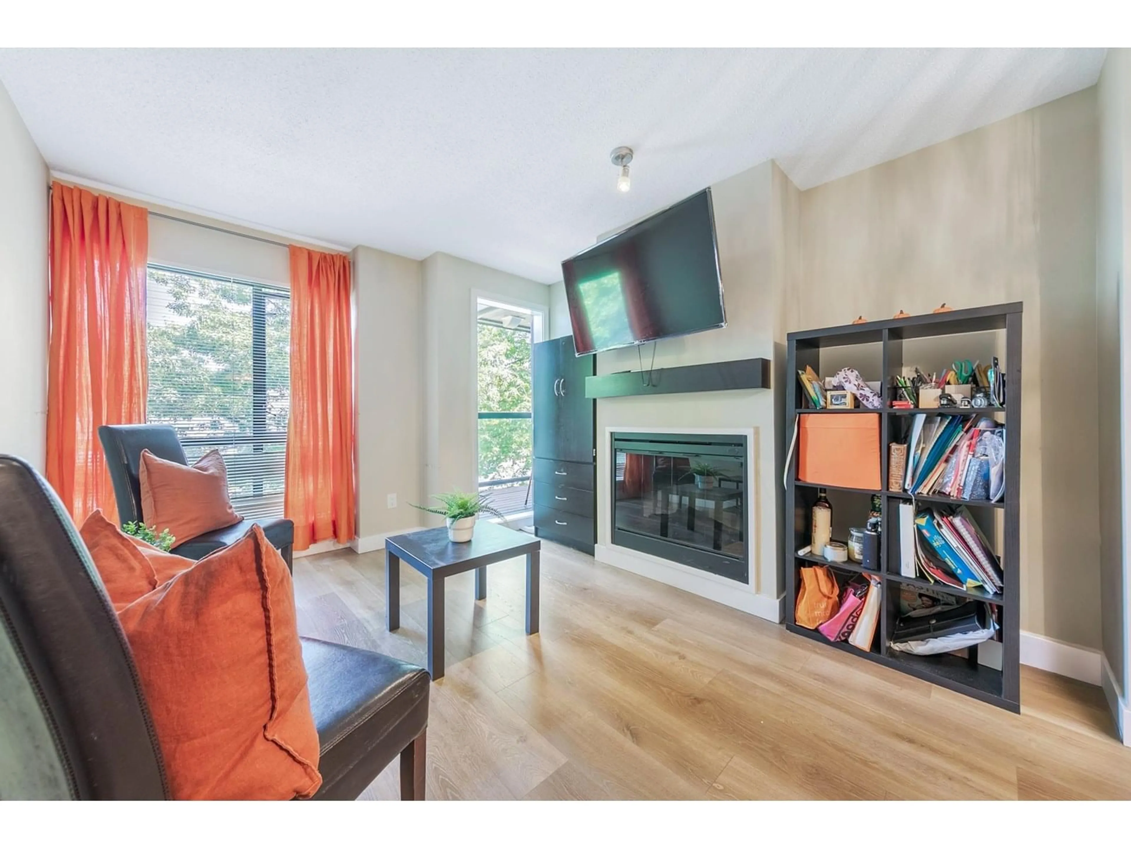 Living room with furniture, wood/laminate floor for 334 - 10838 CITY, Surrey British Columbia V3T5X9