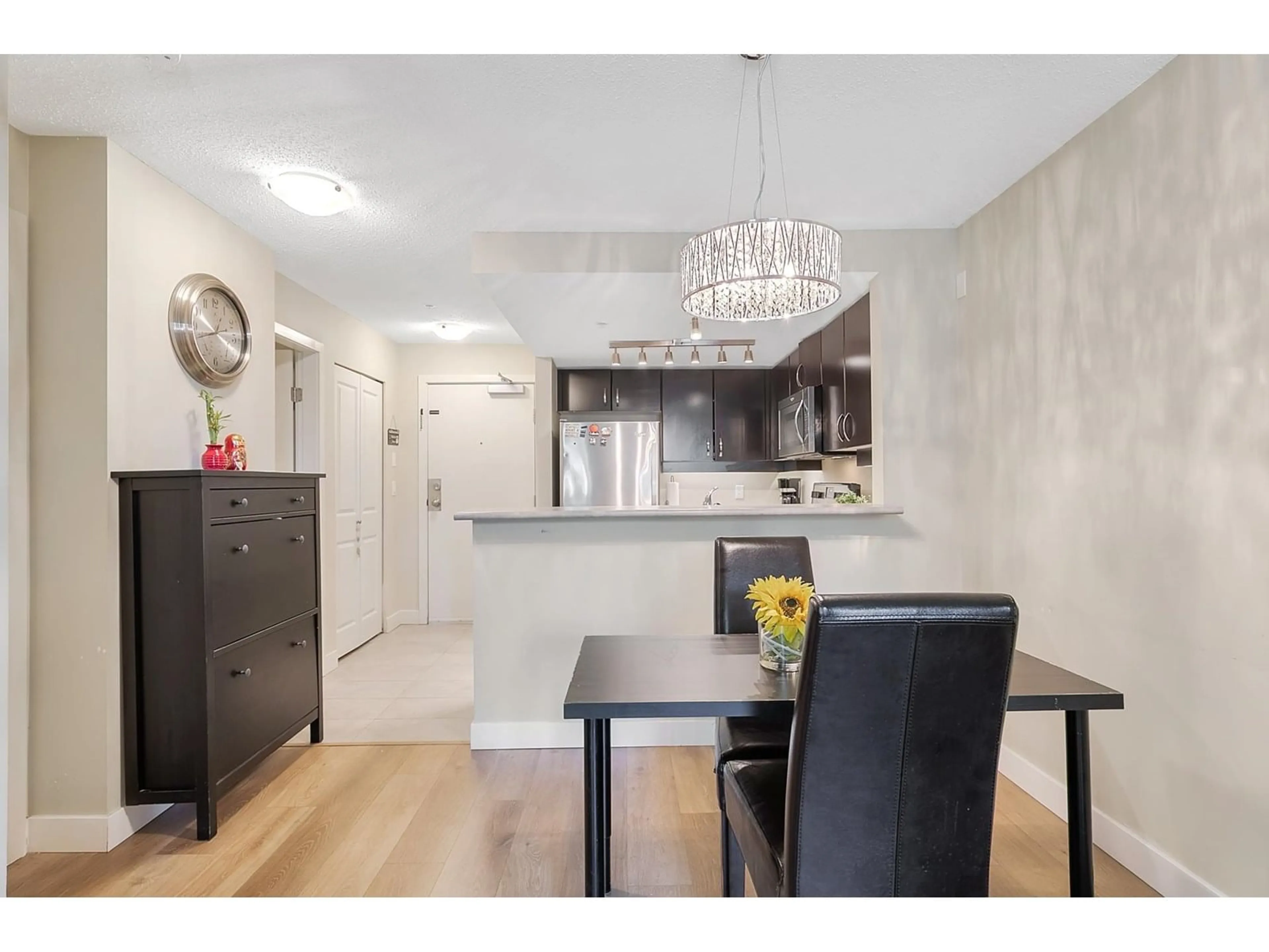 Open concept kitchen, wood/laminate floor for 334 - 10838 CITY, Surrey British Columbia V3T5X9