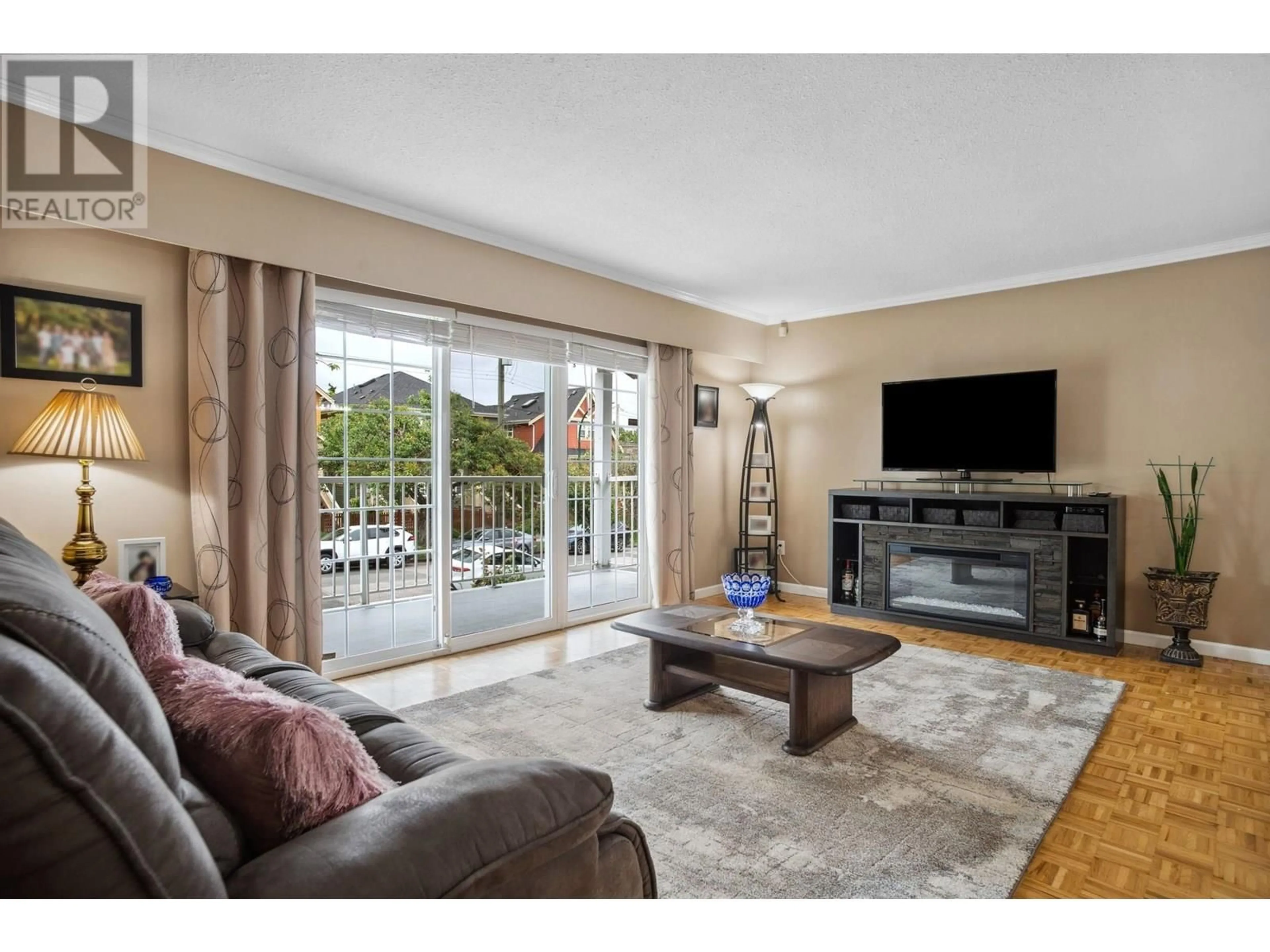 Living room with furniture, unknown for 4975 MOSS STREET, Vancouver British Columbia V5R3T5