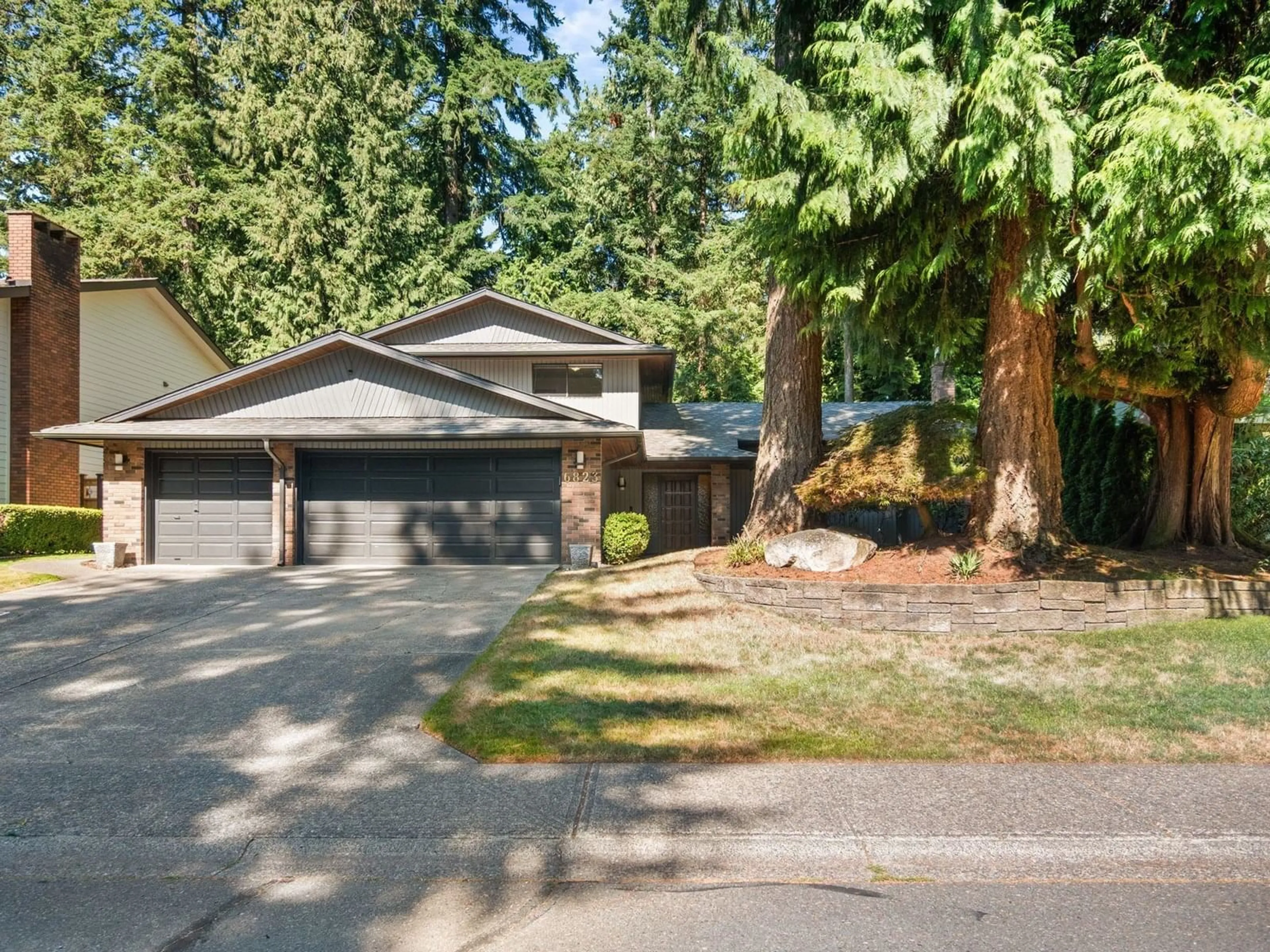 Home with vinyl exterior material, street for 6823 SUSSEX, Delta British Columbia V4E2J7