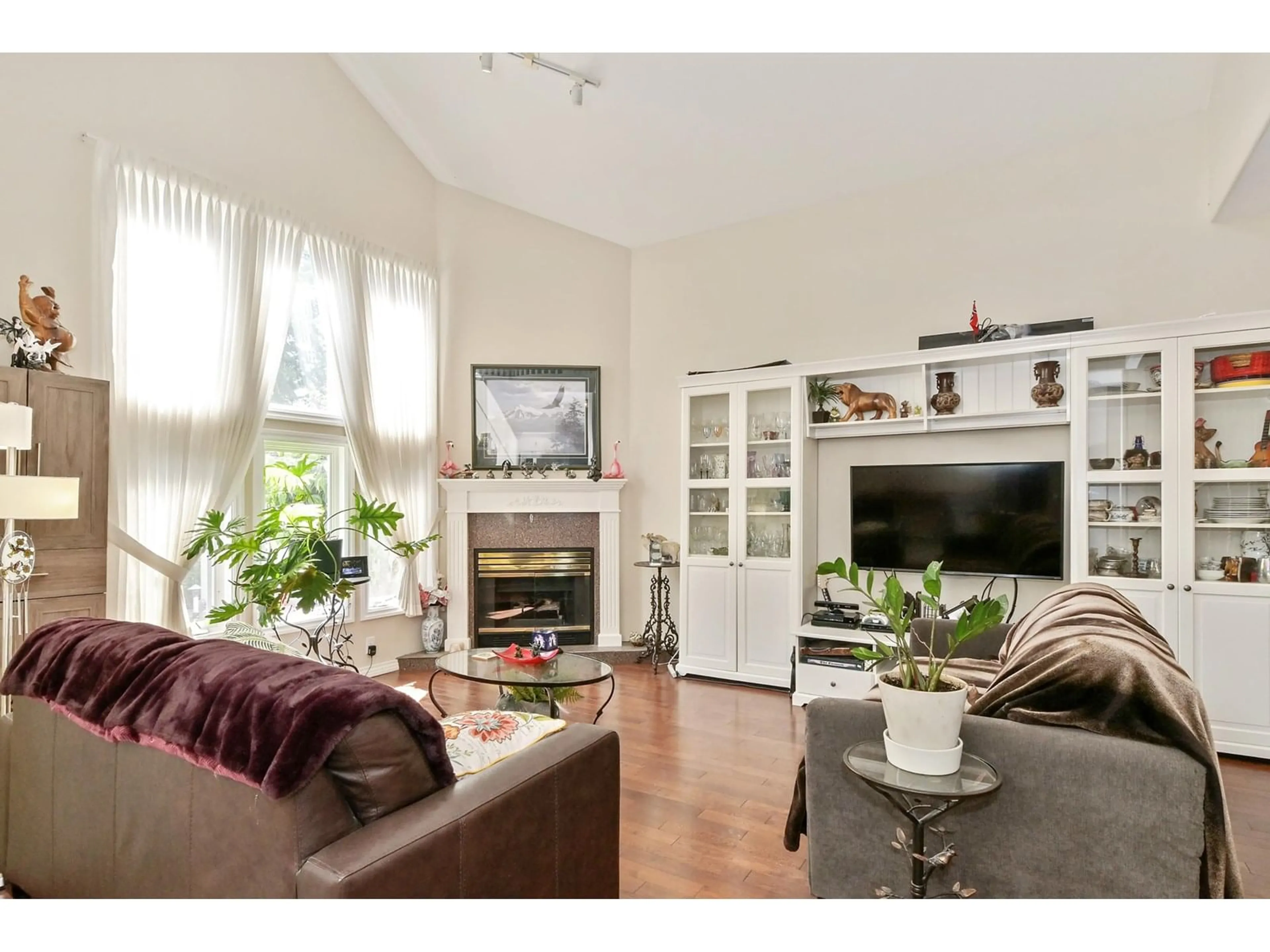 Living room with furniture, wood/laminate floor for 7 - 13911 16, Surrey British Columbia V4A1P8