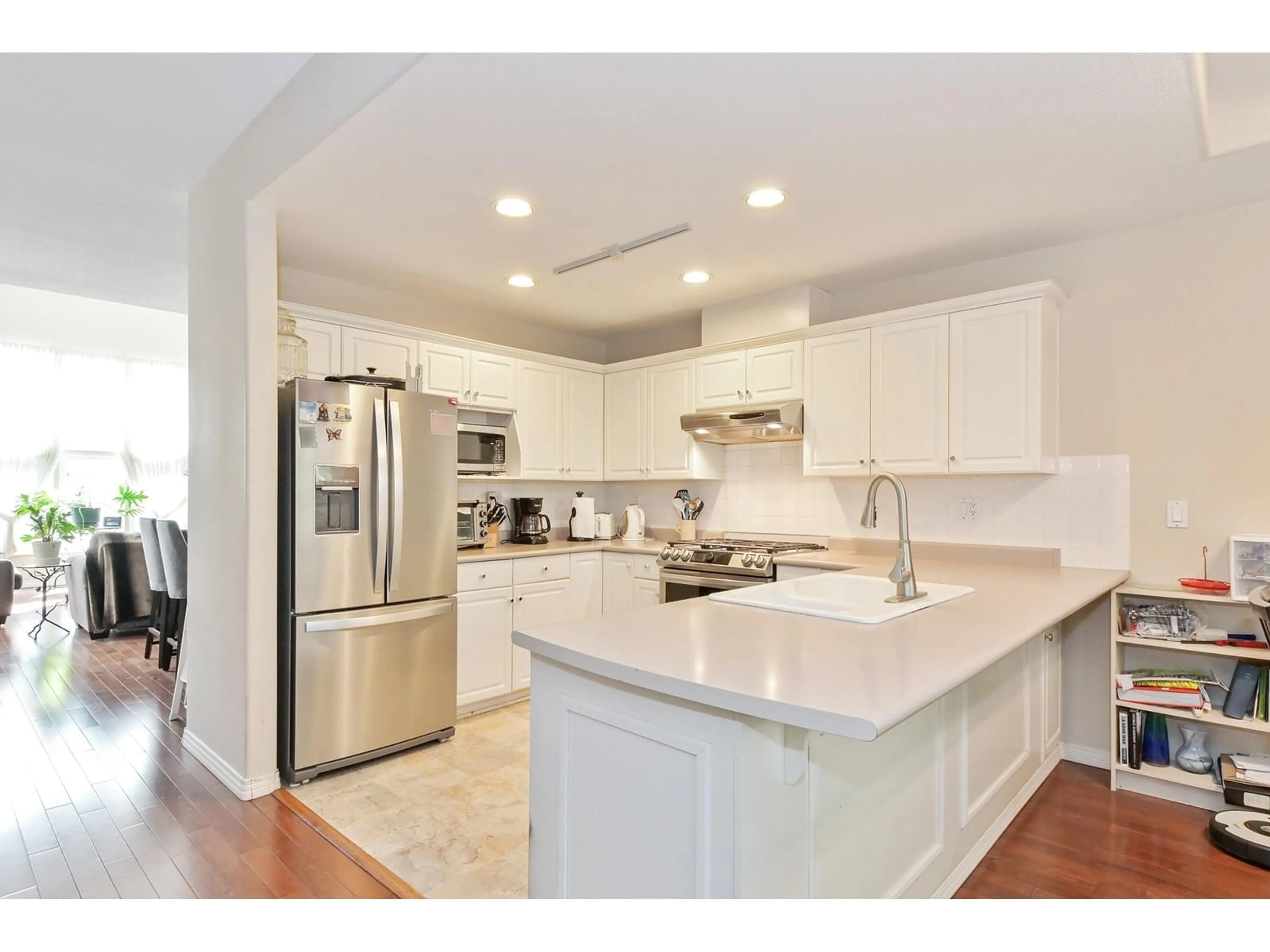 Open concept kitchen, ceramic/tile floor for 7 - 13911 16, Surrey British Columbia V4A1P8