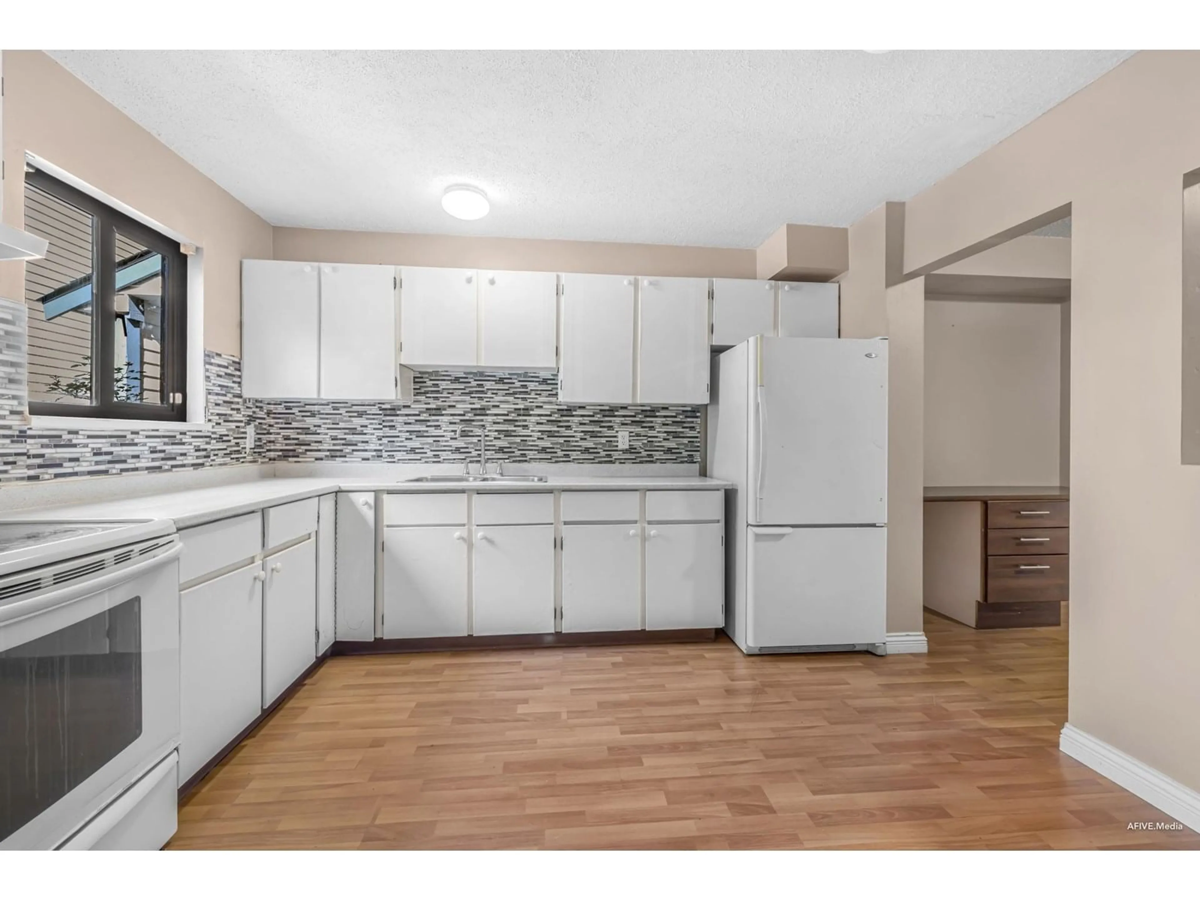 Standard kitchen, ceramic/tile floor for 148 - 13758 67, Surrey British Columbia V3W6X6