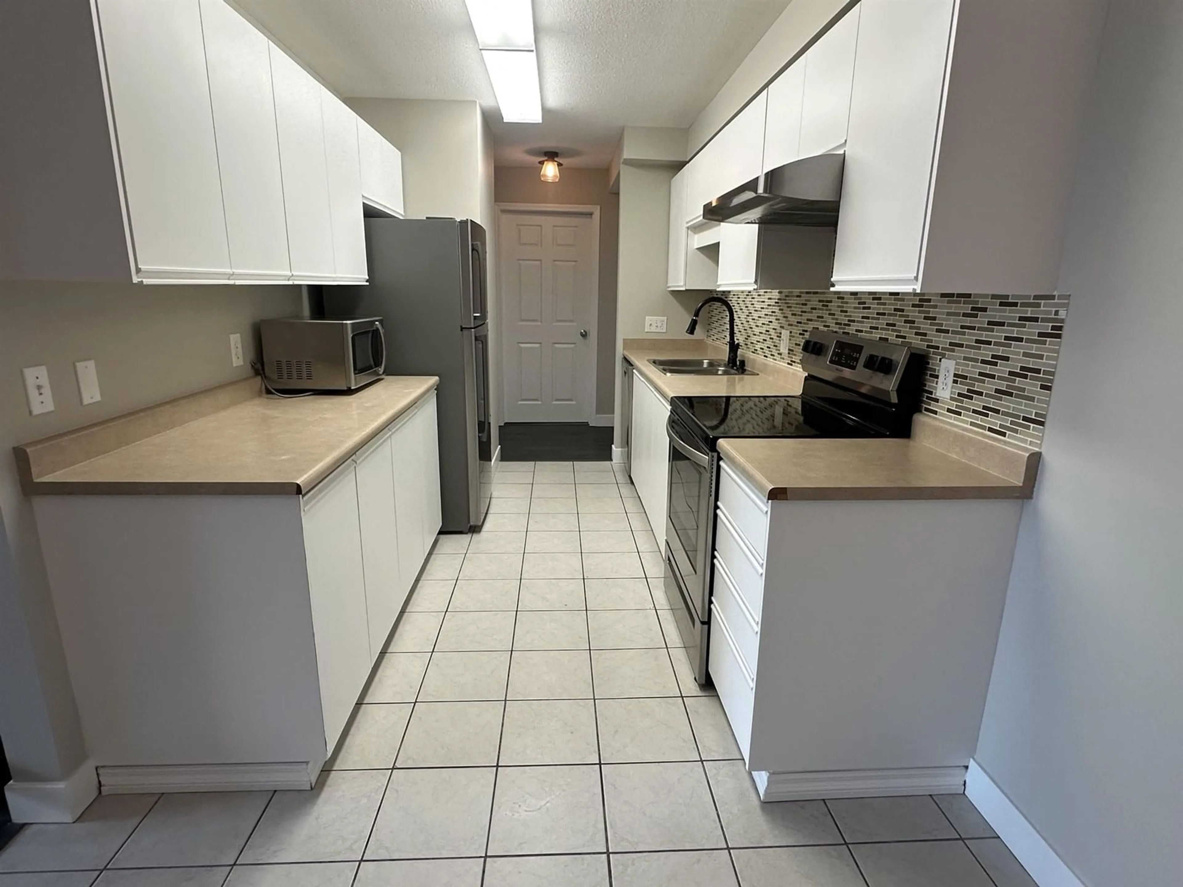 Standard kitchen, ceramic/tile floor for 422 - 7694 EVANS ROAD, Chilliwack British Columbia V2R3W3