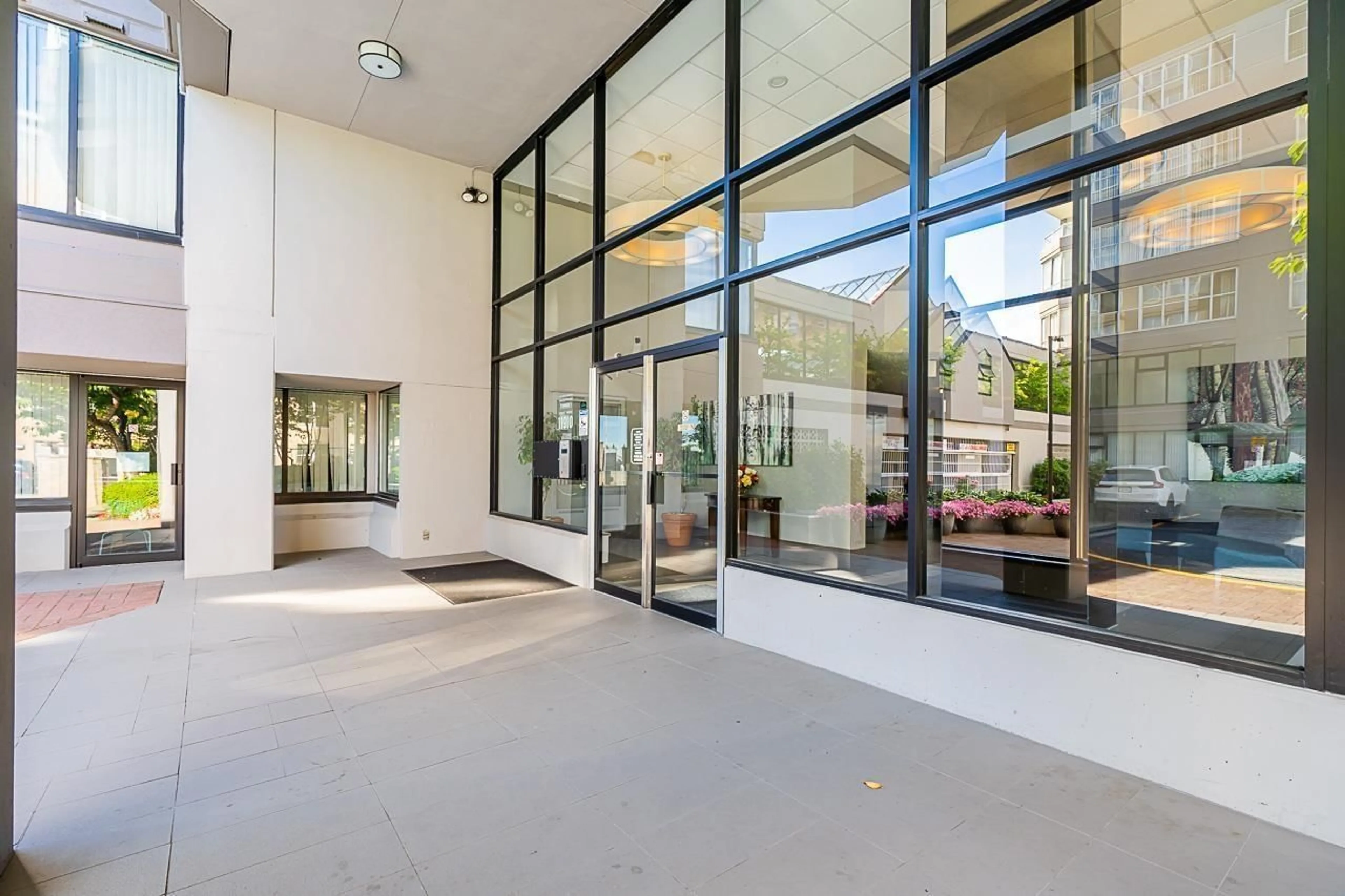 Indoor foyer for 1402 - 11910 80, Delta British Columbia V4C8E3