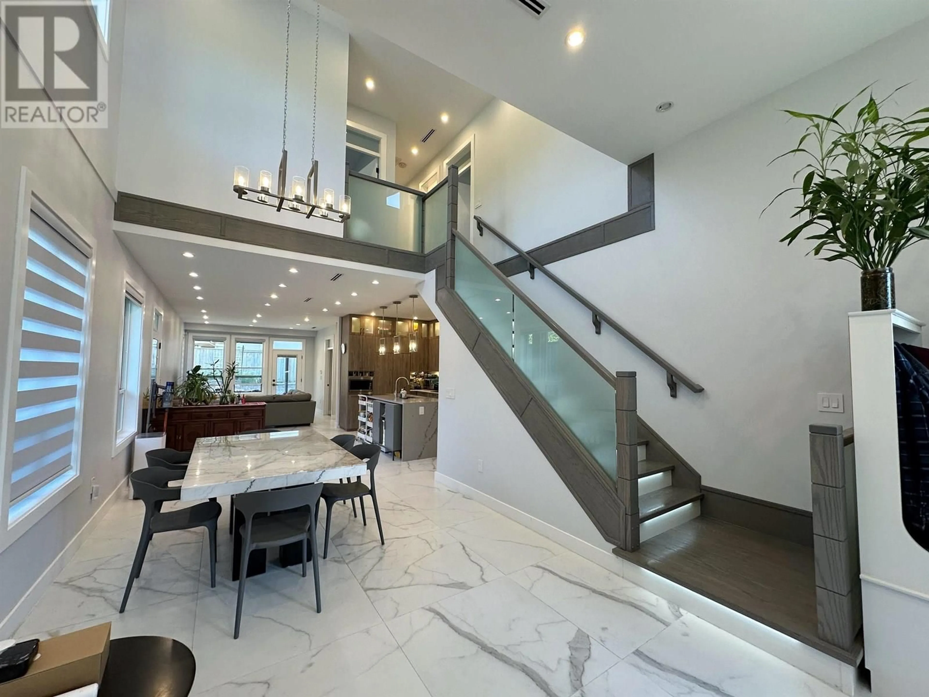 Indoor foyer for 4098 FOREST STREET, Burnaby British Columbia V5G1X1