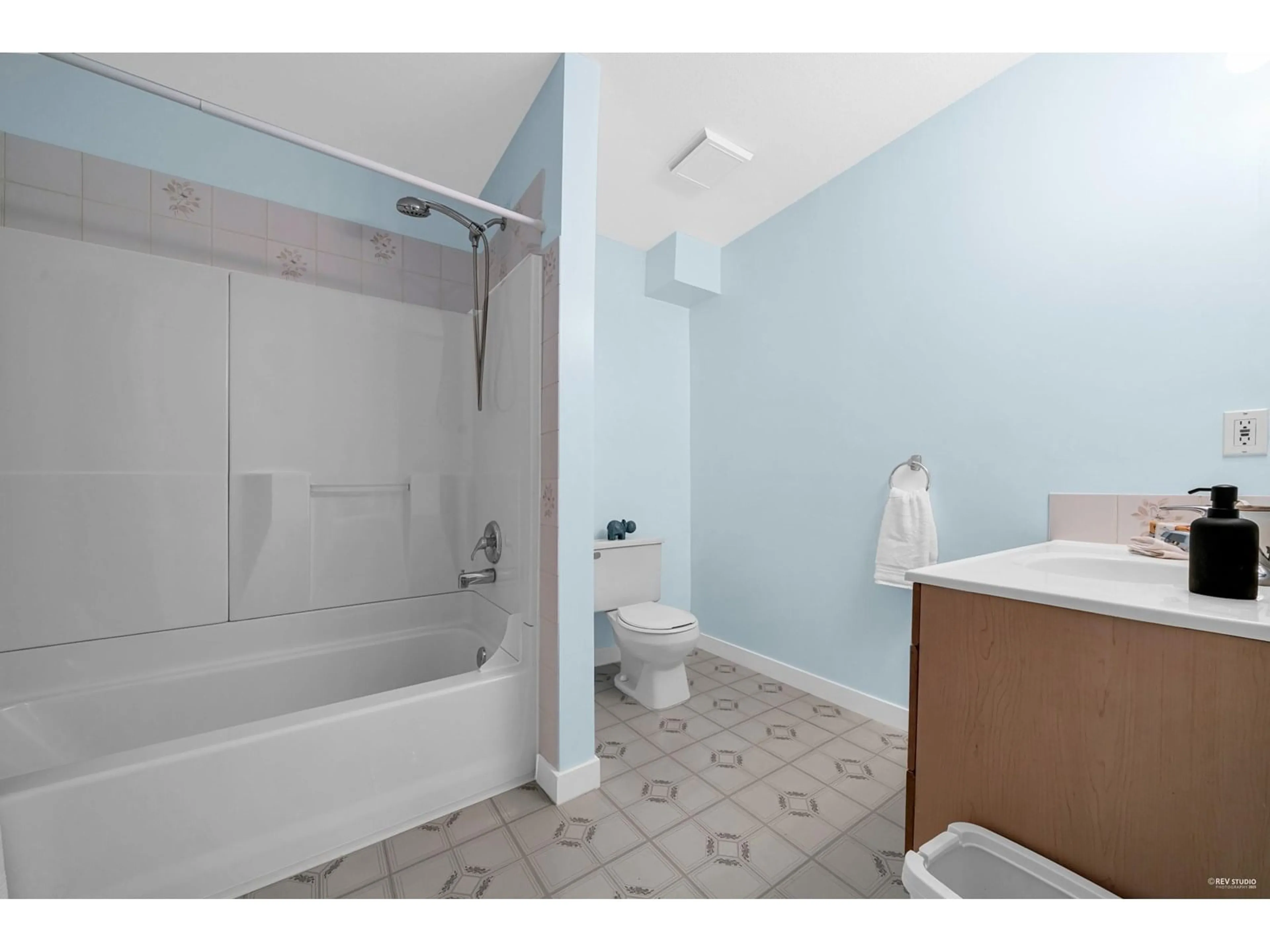Standard bathroom, unknown for 26580 28B, Langley British Columbia V4W3B2