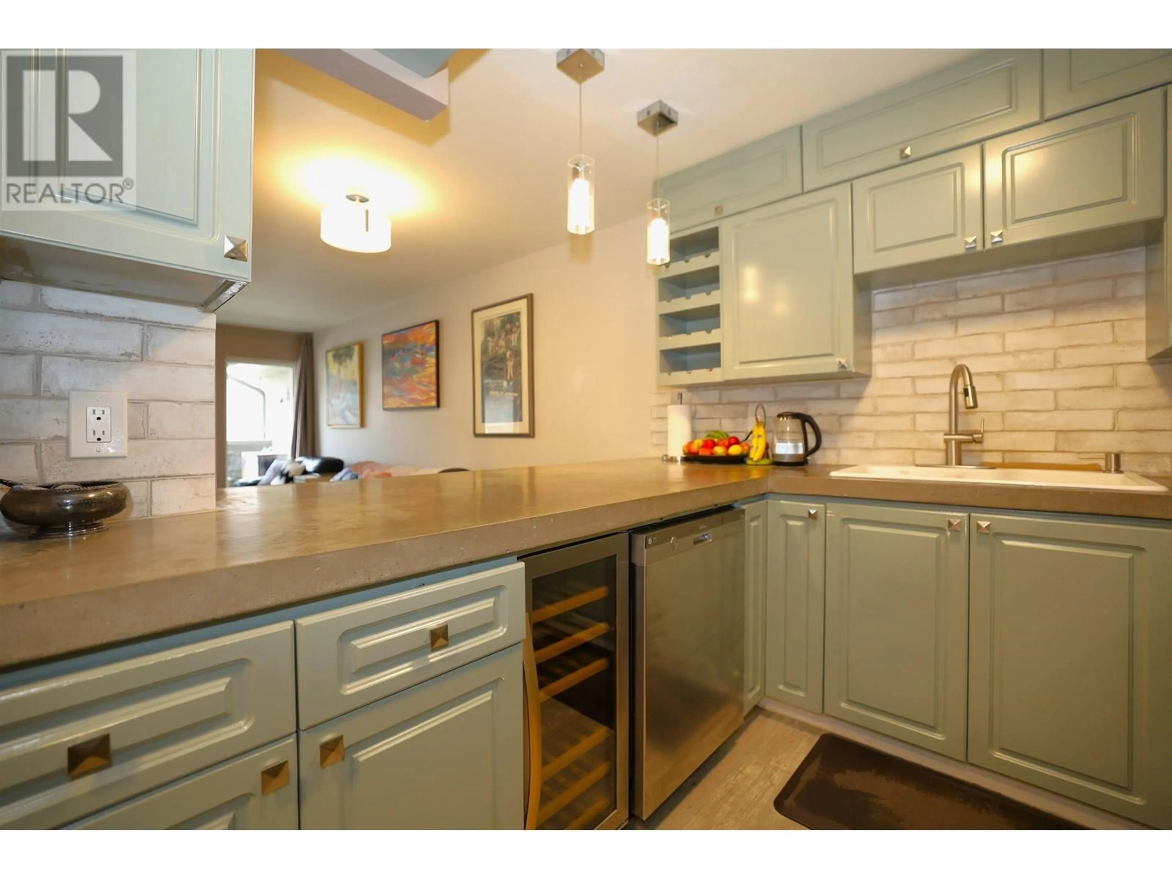 Open concept kitchen, unknown for 202 - 703 GIBSONS WAY, Gibsons British Columbia V0N1V9