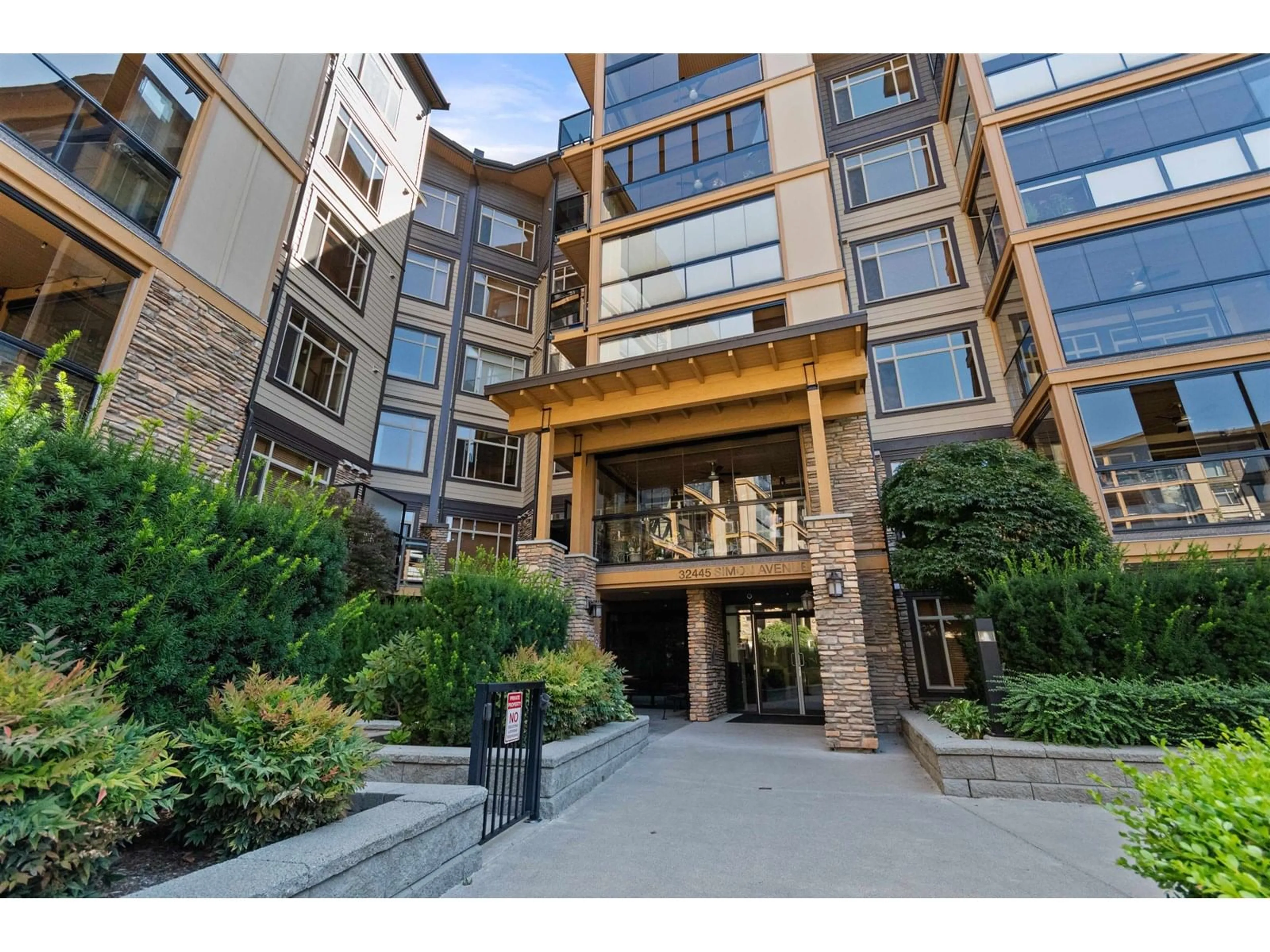 Indoor foyer for 205 - 32445 SIMON, Abbotsford British Columbia V2T0G7