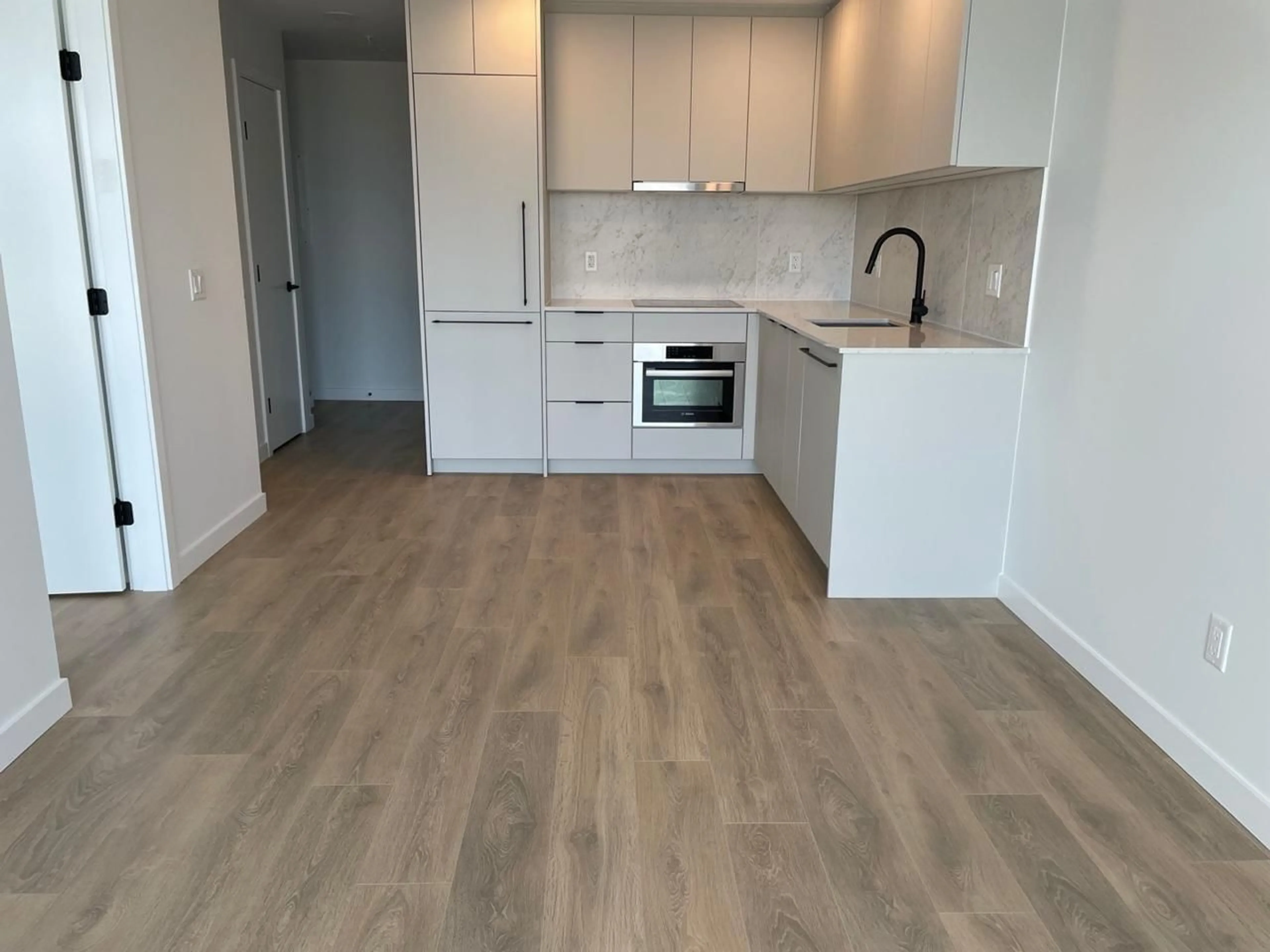 Standard kitchen, wood/laminate floor for 1411 - 13685 102, Surrey British Columbia V2Y0S2