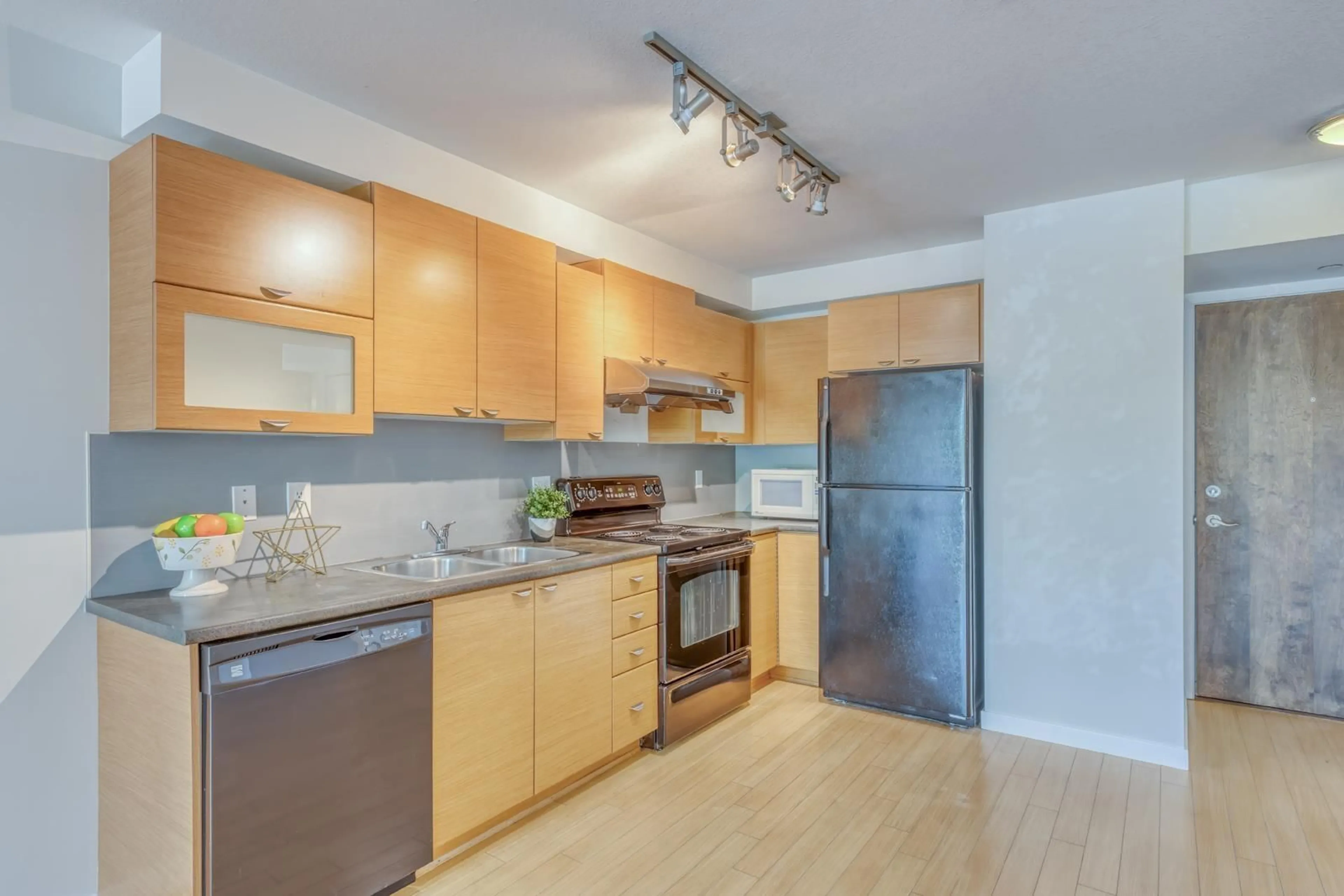 Standard kitchen, unknown for 207 - 10788 139, Surrey British Columbia V3T0A6