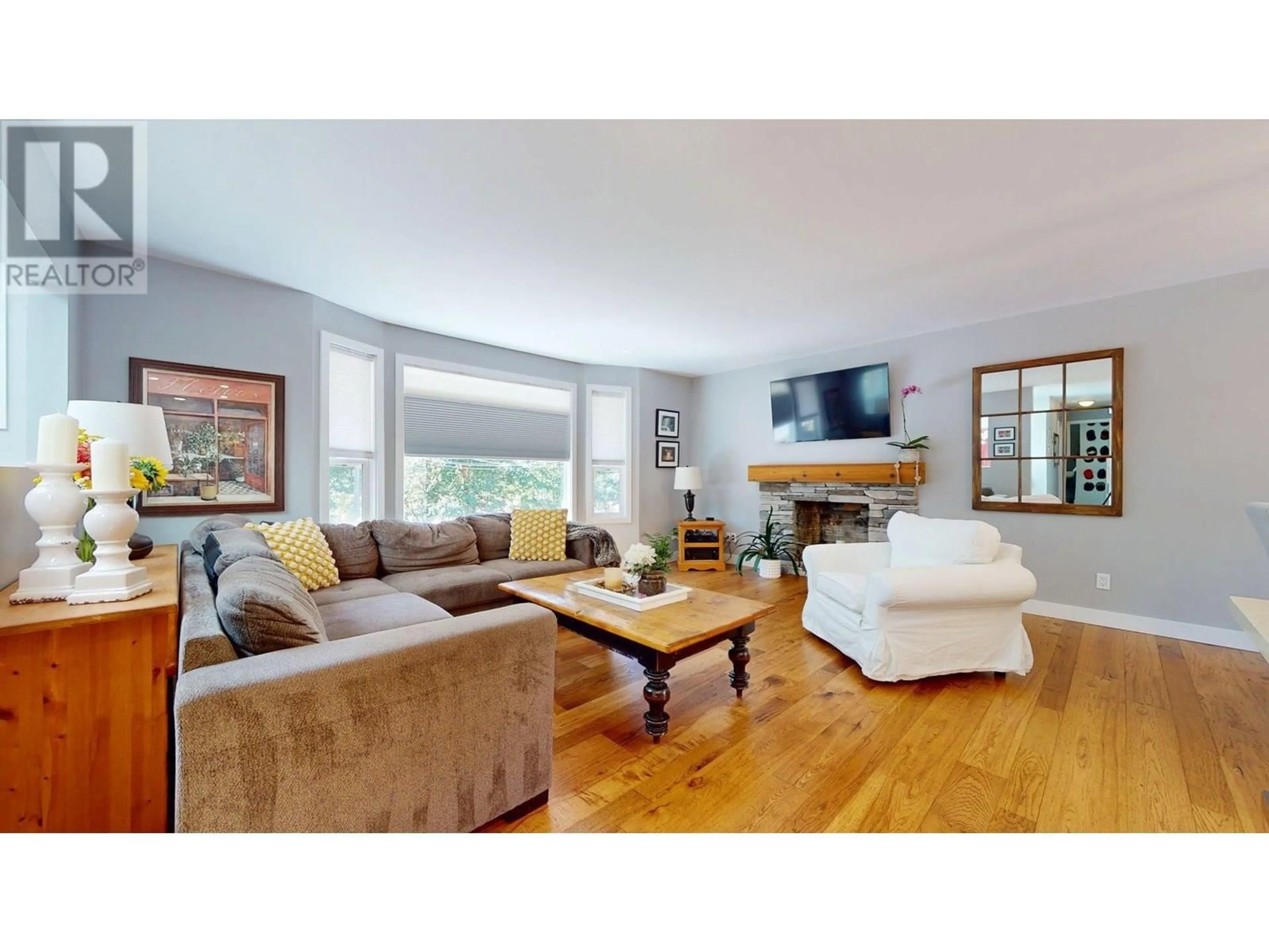 Living room with furniture, wood/laminate floor for 38549 WESTWAY AVENUE, Squamish British Columbia V8B0W4