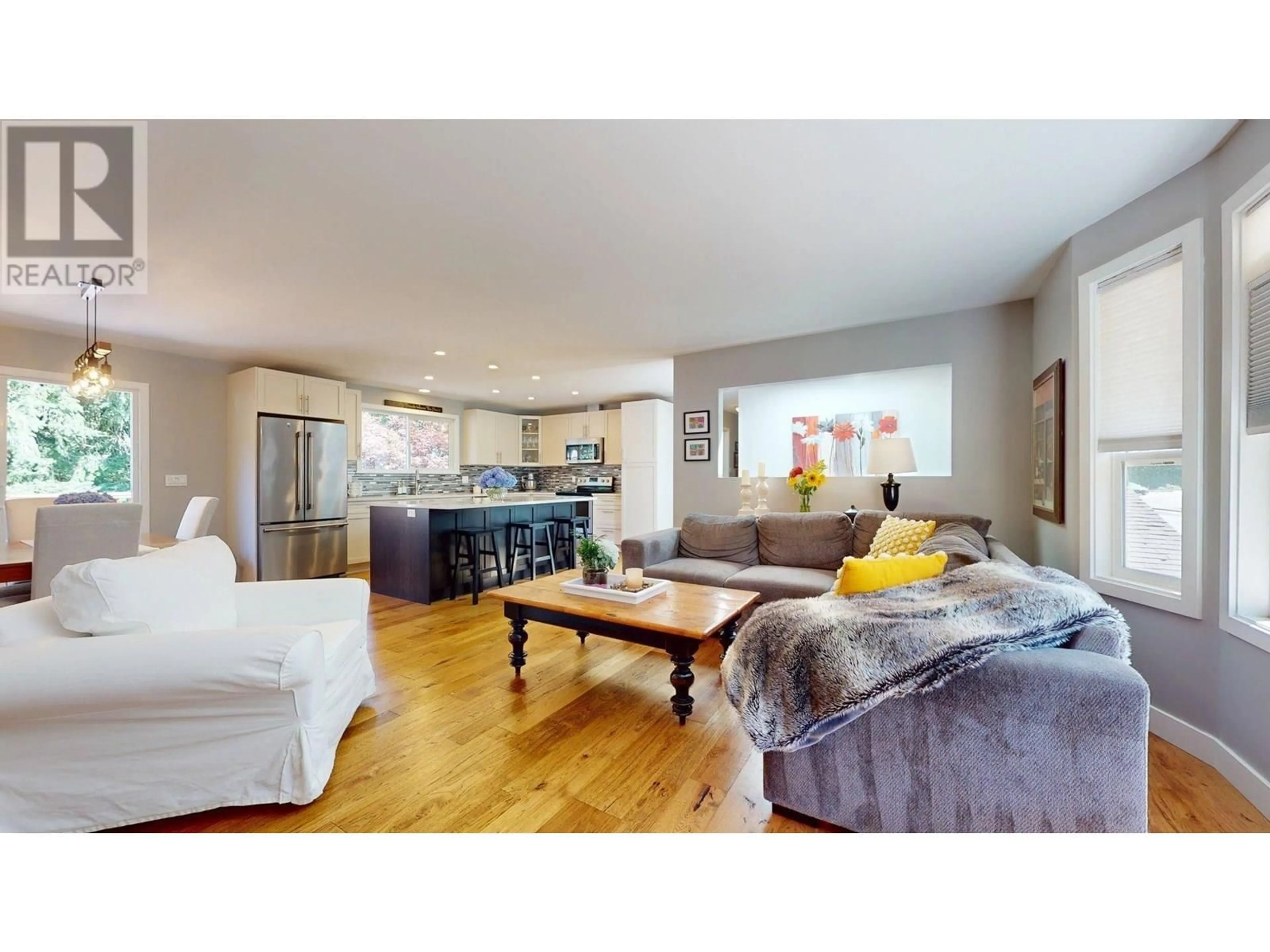 Living room with furniture, wood/laminate floor for 38549 WESTWAY AVENUE, Squamish British Columbia V8B0W4