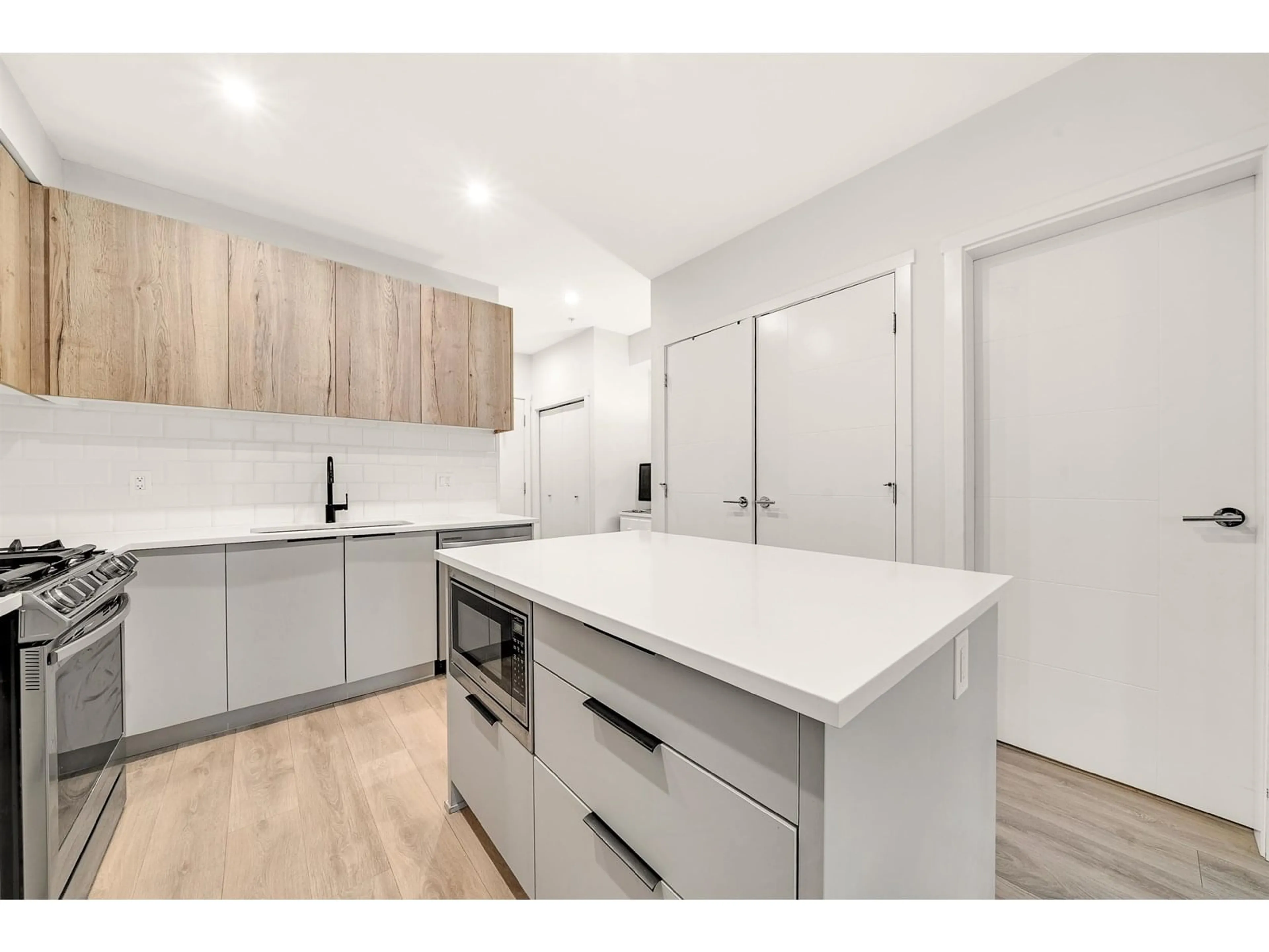 Open concept kitchen, wood/laminate floor for 126 - 5415 BRYDON, Langley British Columbia V3A0N4