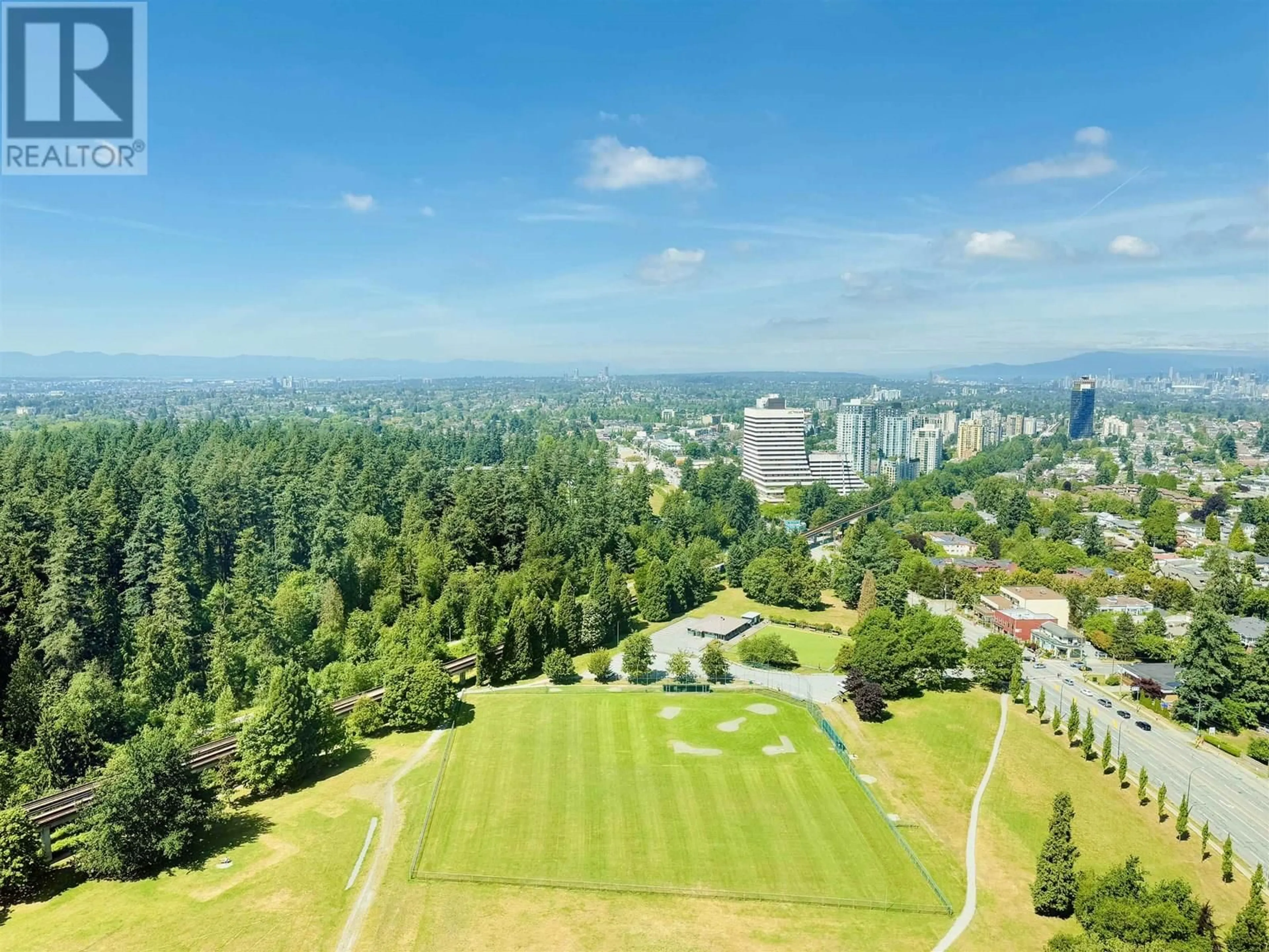 A pic from outside/outdoor area/front of a property/back of a property/a pic from drone, city buildings view from balcony for 3906 - 5883 BARKER AVENUE, Burnaby British Columbia V5H0G4