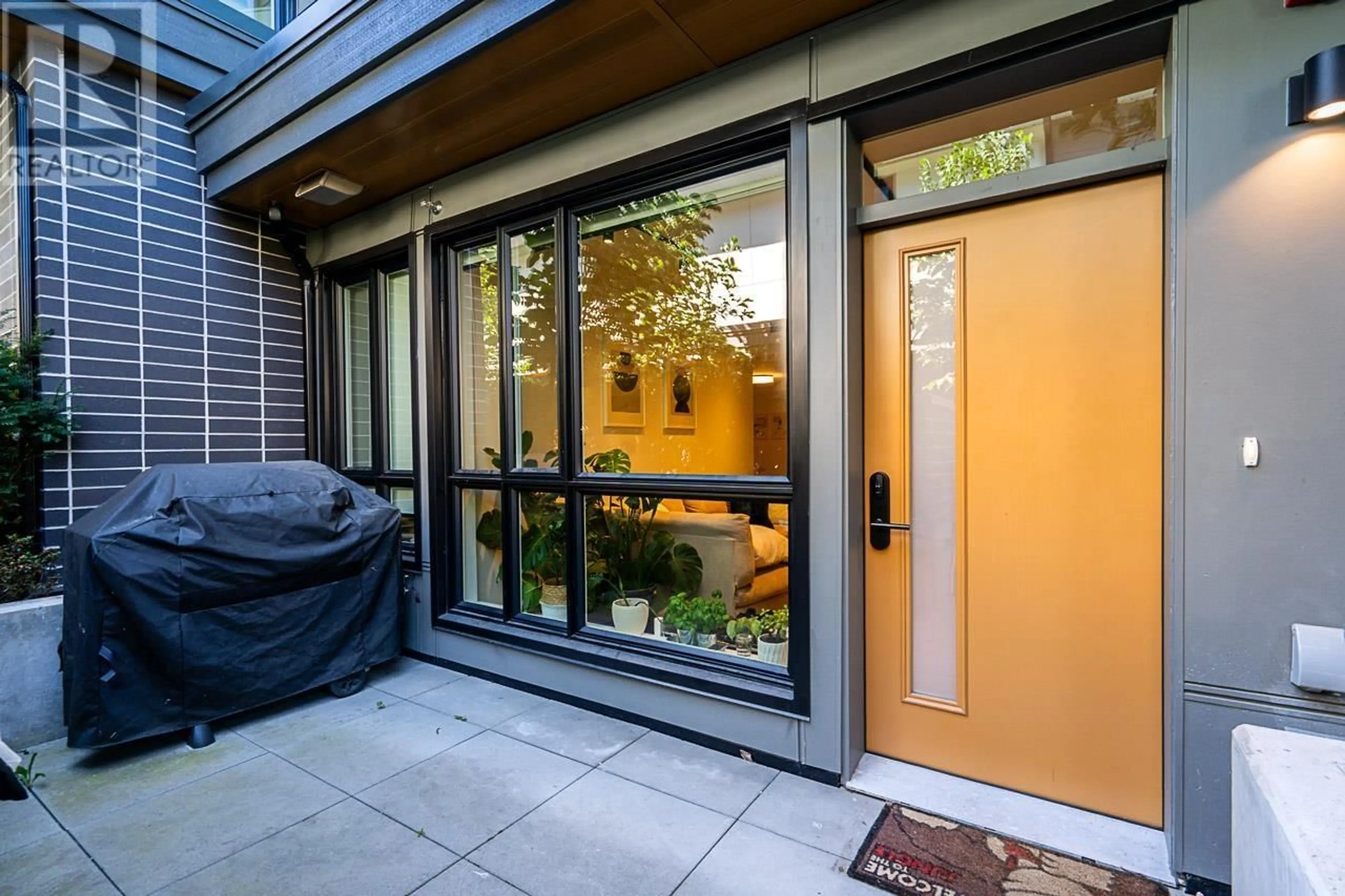 Indoor entryway for 3932 DUMFRIES STREET, Vancouver British Columbia V5N5R3