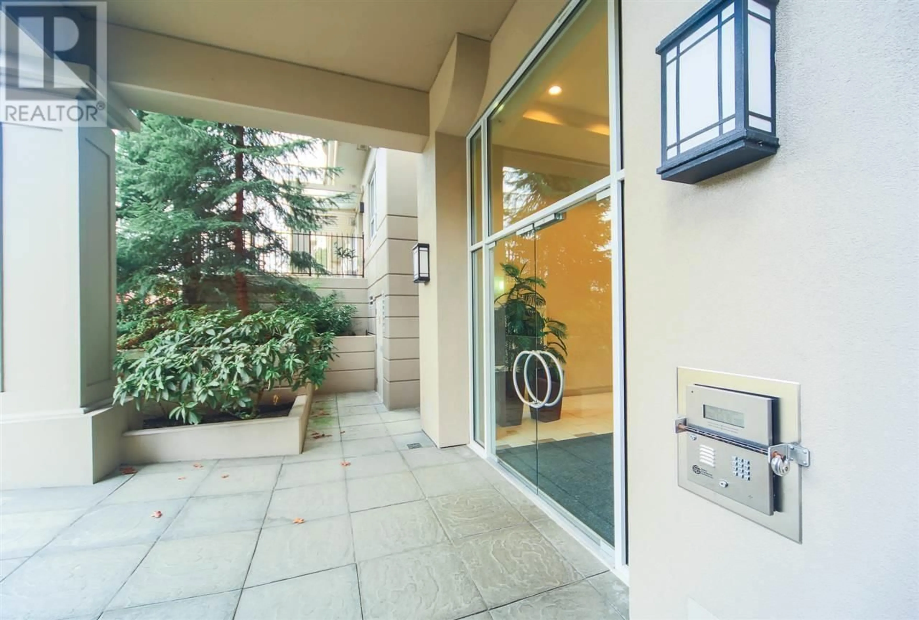 Indoor foyer for 117 - 8480 GRANVILLE AVENUE, Richmond British Columbia V6Y4E8