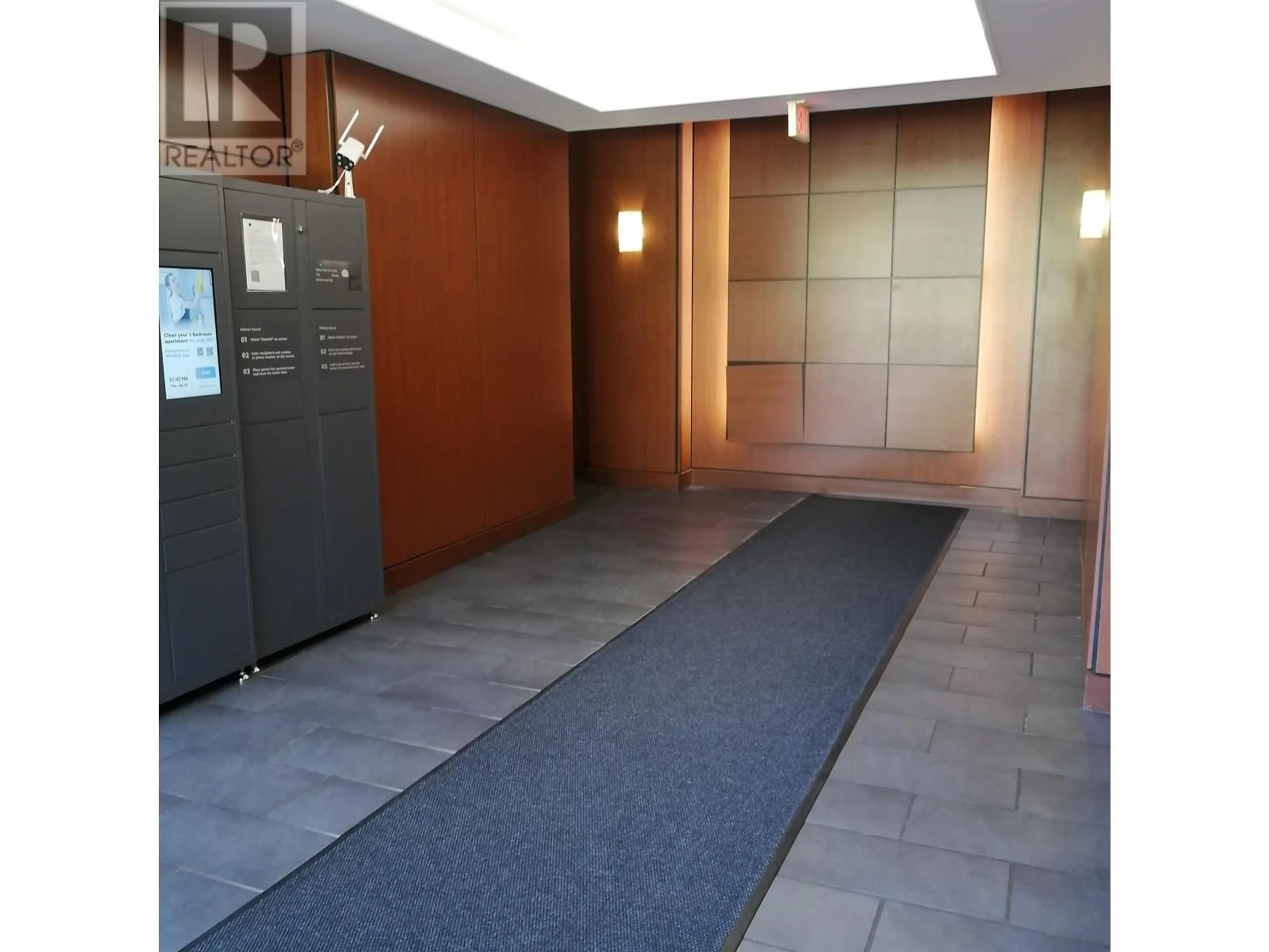 Indoor foyer for 708 - 814 ROYAL AVENUE, New Westminster British Columbia V3M1J9
