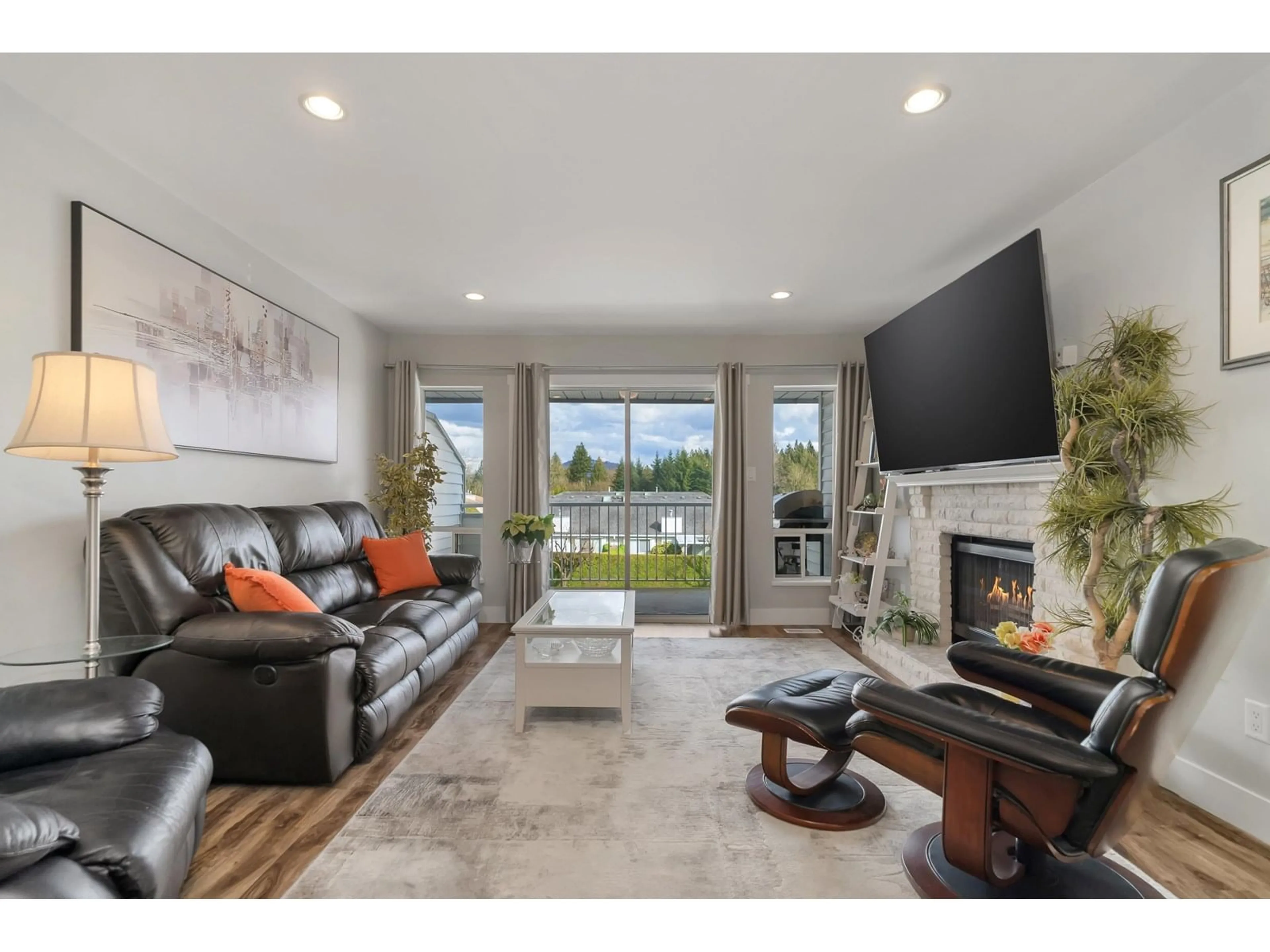 Living room with furniture, unknown for 18 - 3055 TRAFALGAR, Abbotsford British Columbia V2S7X8