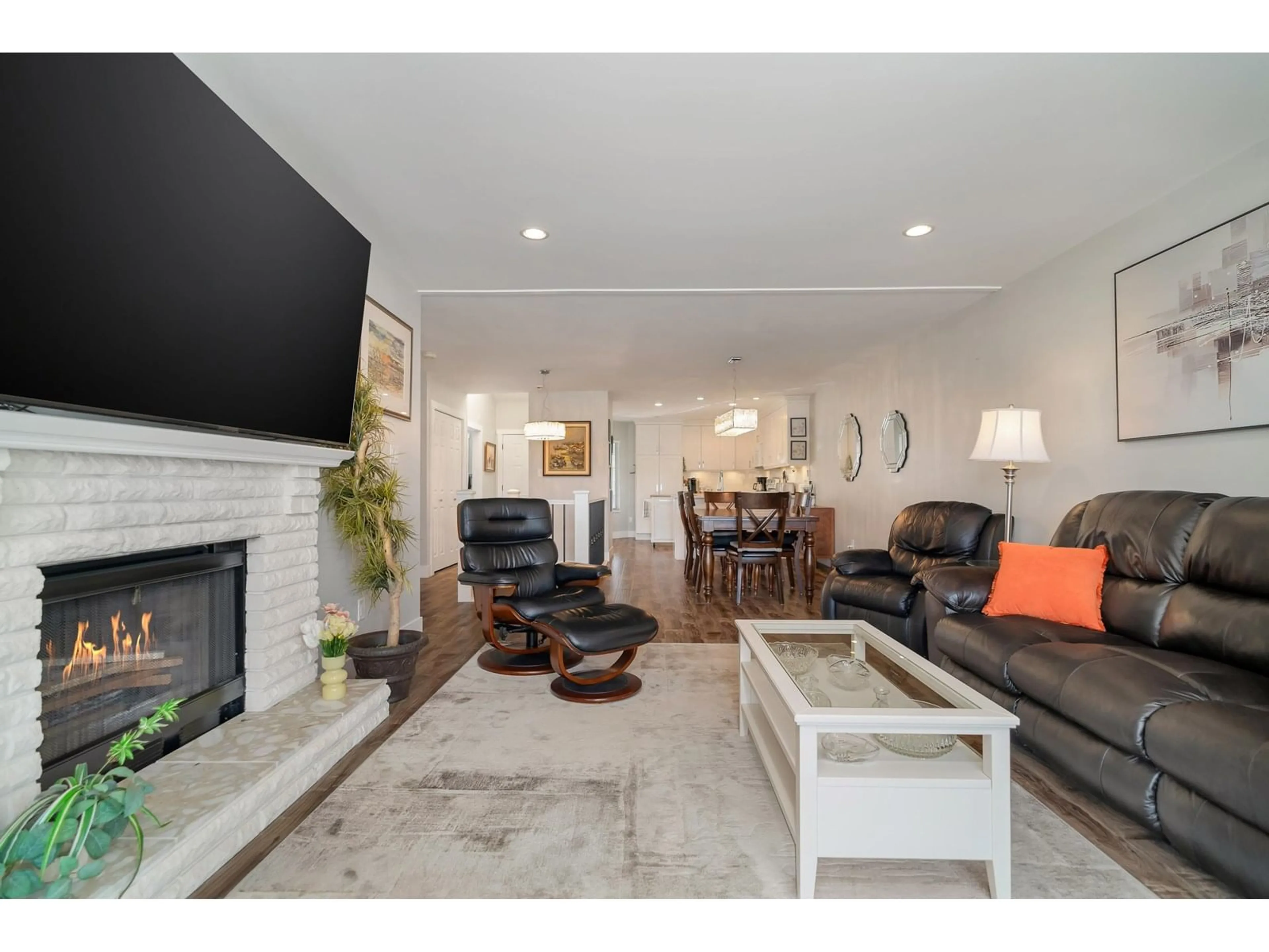 Living room with furniture, unknown for 18 - 3055 TRAFALGAR, Abbotsford British Columbia V2S7X8