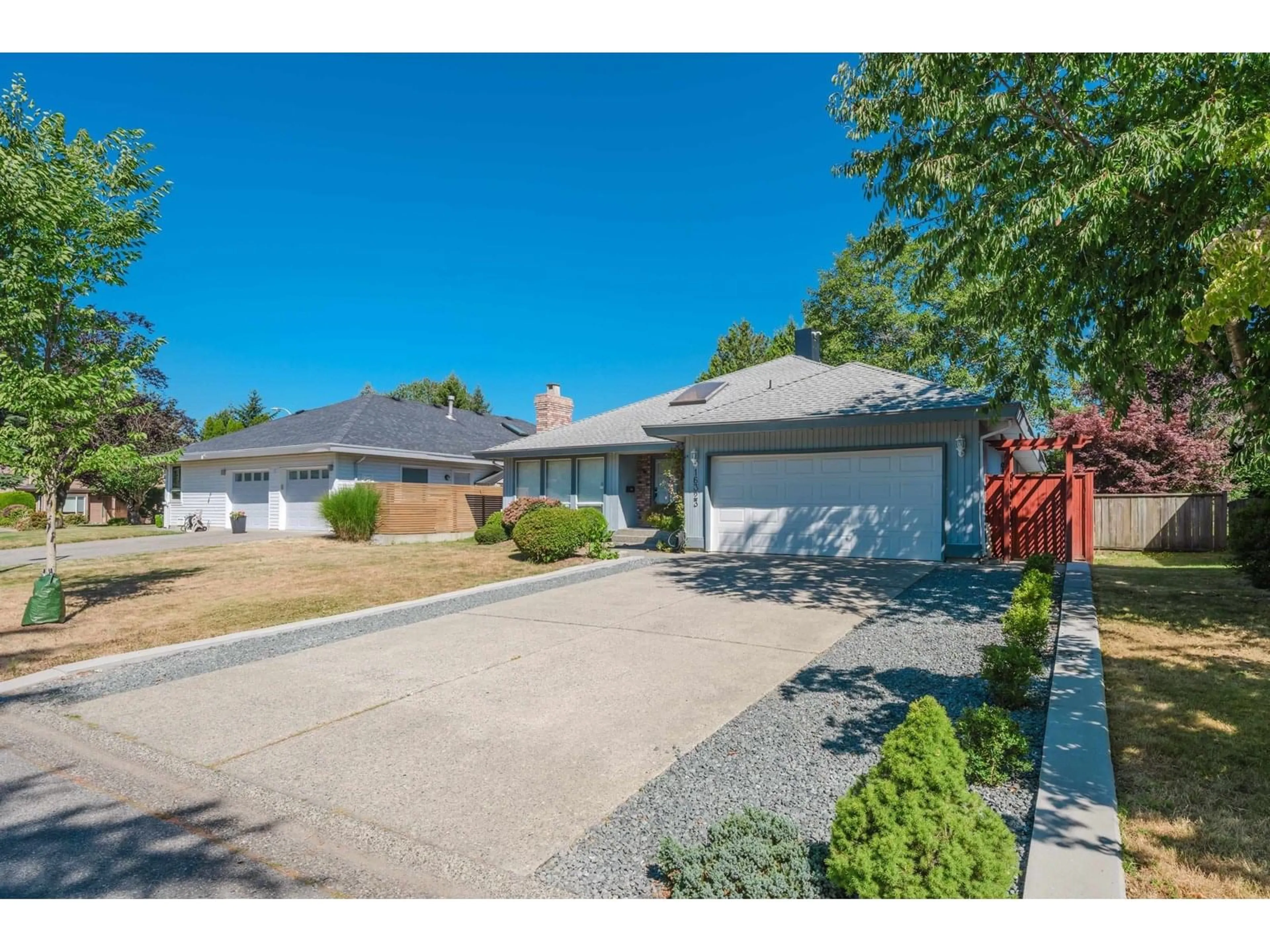 A pic from outside/outdoor area/front of a property/back of a property/a pic from drone, street for 16323 MIDDLEGLEN, Surrey British Columbia V4N1X4