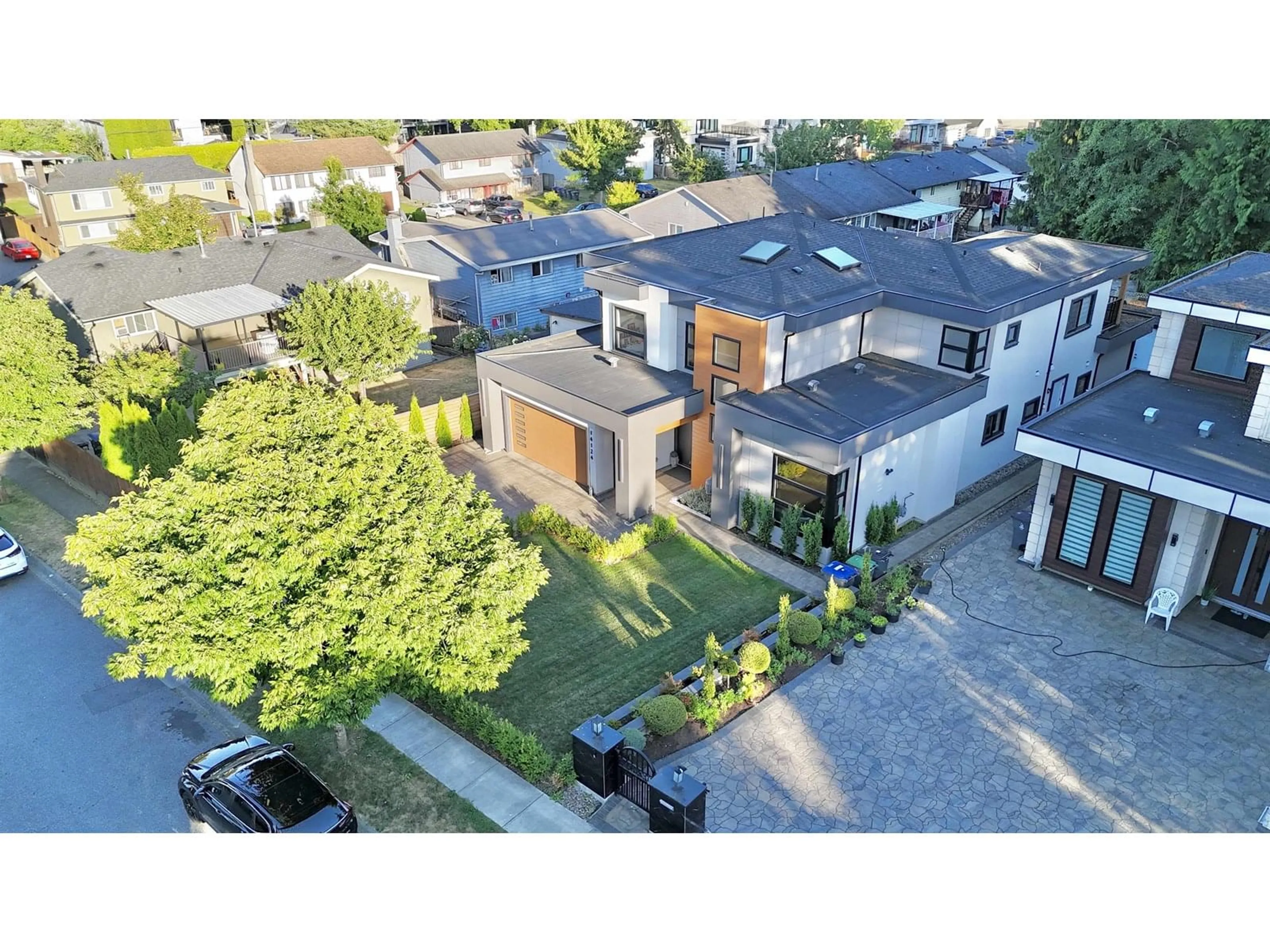 A pic from outside/outdoor area/front of a property/back of a property/a pic from drone, street for 14124 71, Surrey British Columbia V3W5V3
