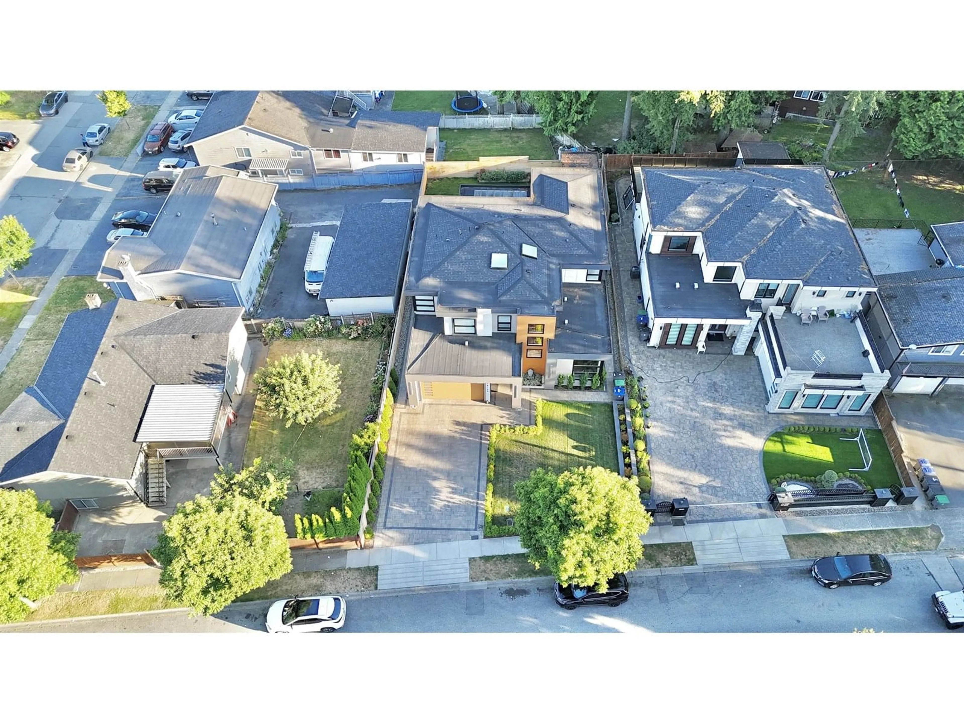 A pic from outside/outdoor area/front of a property/back of a property/a pic from drone, street for 14124 71, Surrey British Columbia V3W5V3