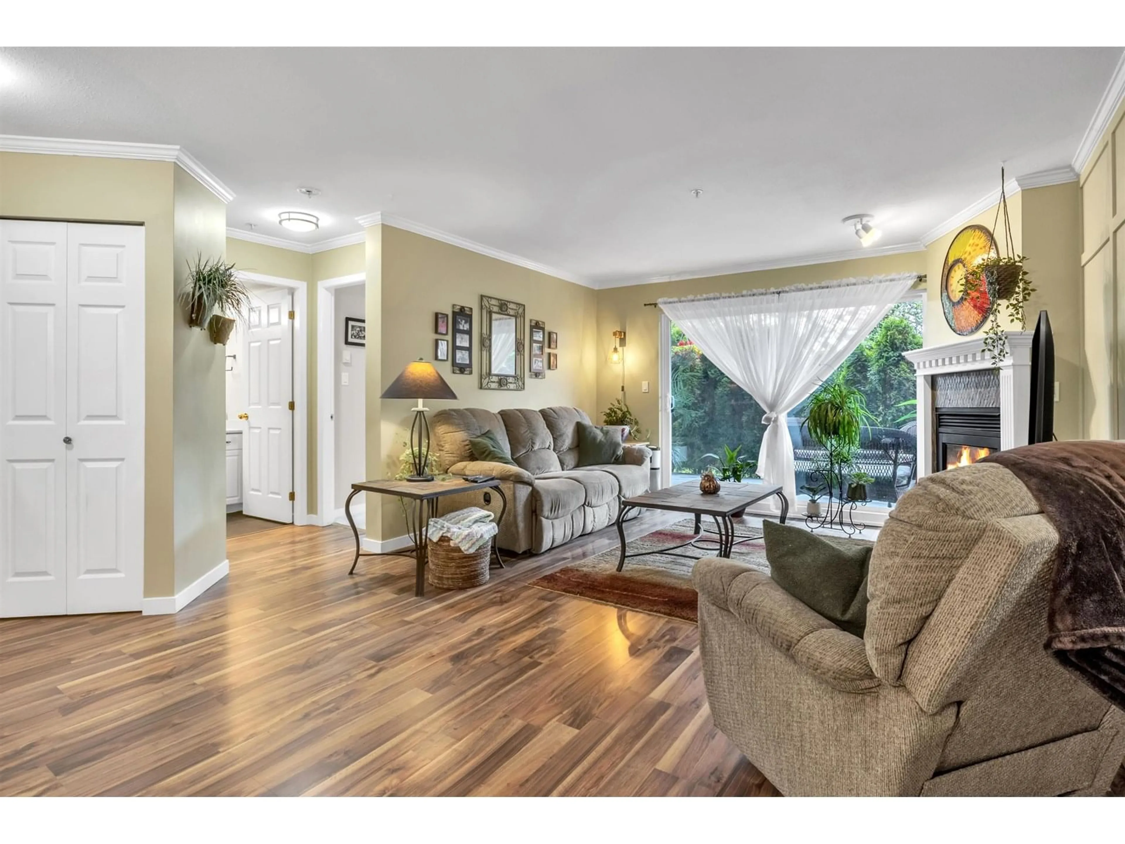 Living room with furniture, wood/laminate floor for 108 - 32044 OLD YALE, Abbotsford British Columbia V2T2C9