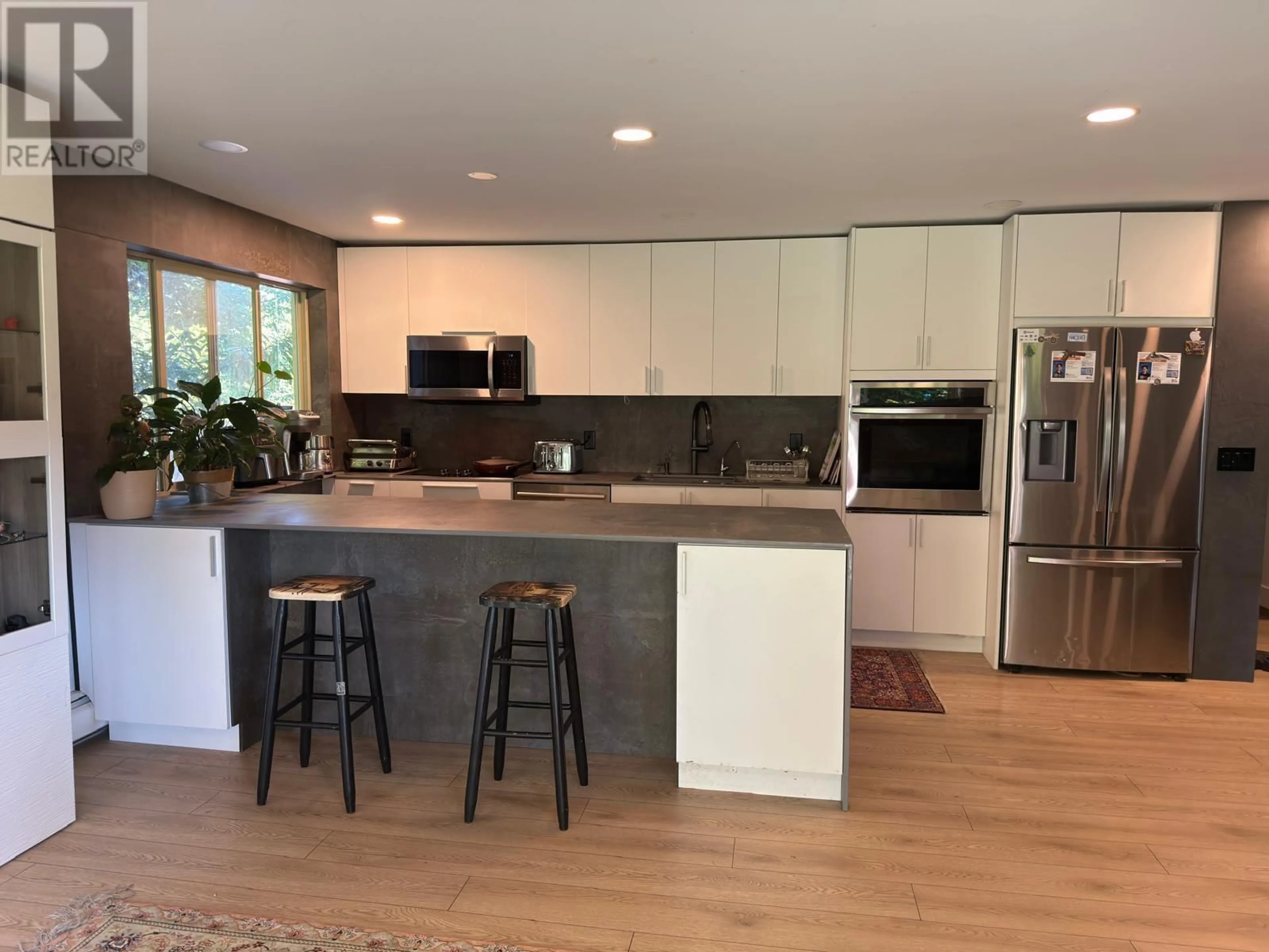Open concept kitchen, wood/laminate floor for 1239 - 235 KEITH ROAD, West Vancouver British Columbia V7T1L5