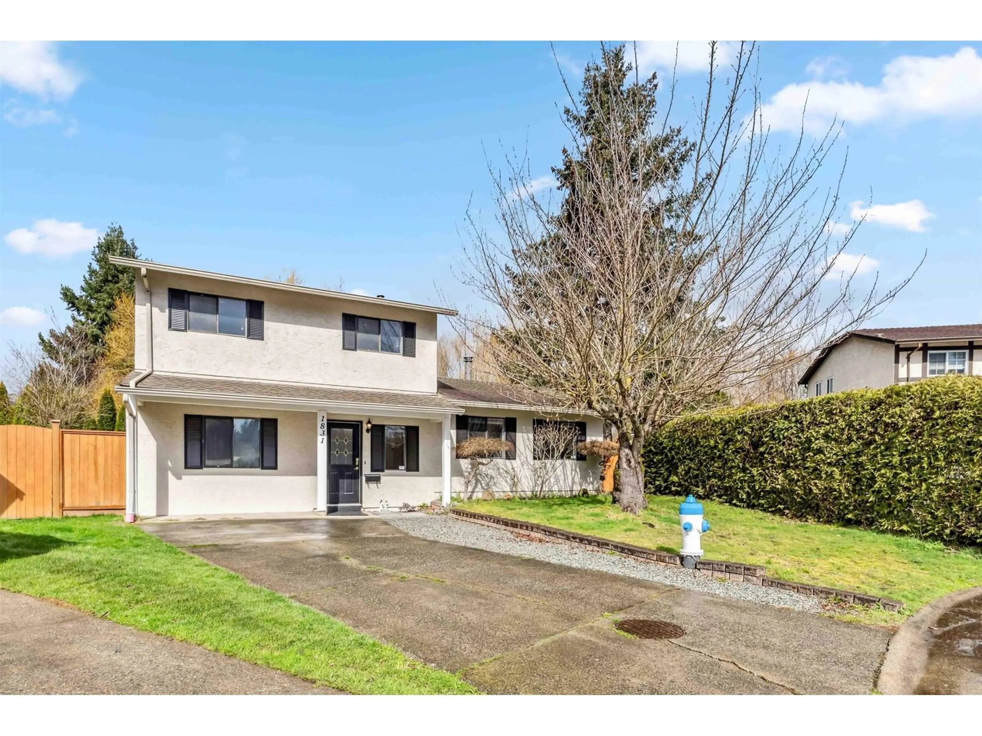 A pic from outside/outdoor area/front of a property/back of a property/a pic from drone, street for 1831 KEYS, Abbotsford British Columbia V3S5G9