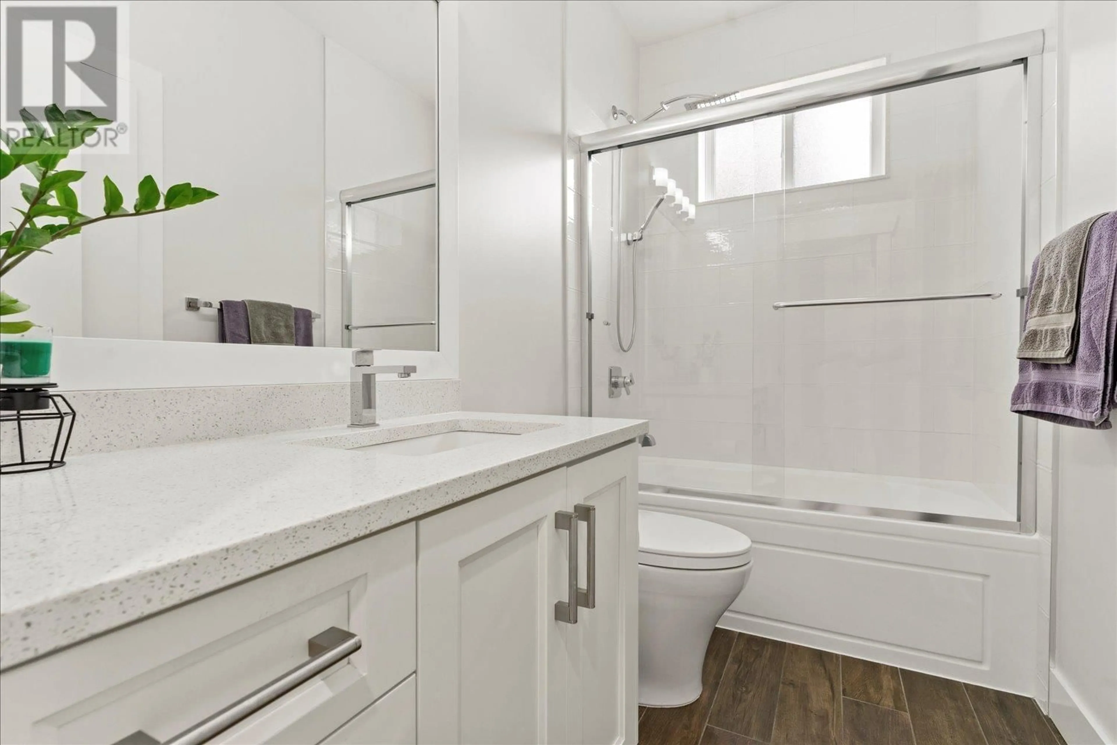 Standard bathroom, ceramic/tile floor for 19376 120B AVENUE, Pitt Meadows British Columbia V3Y1H6