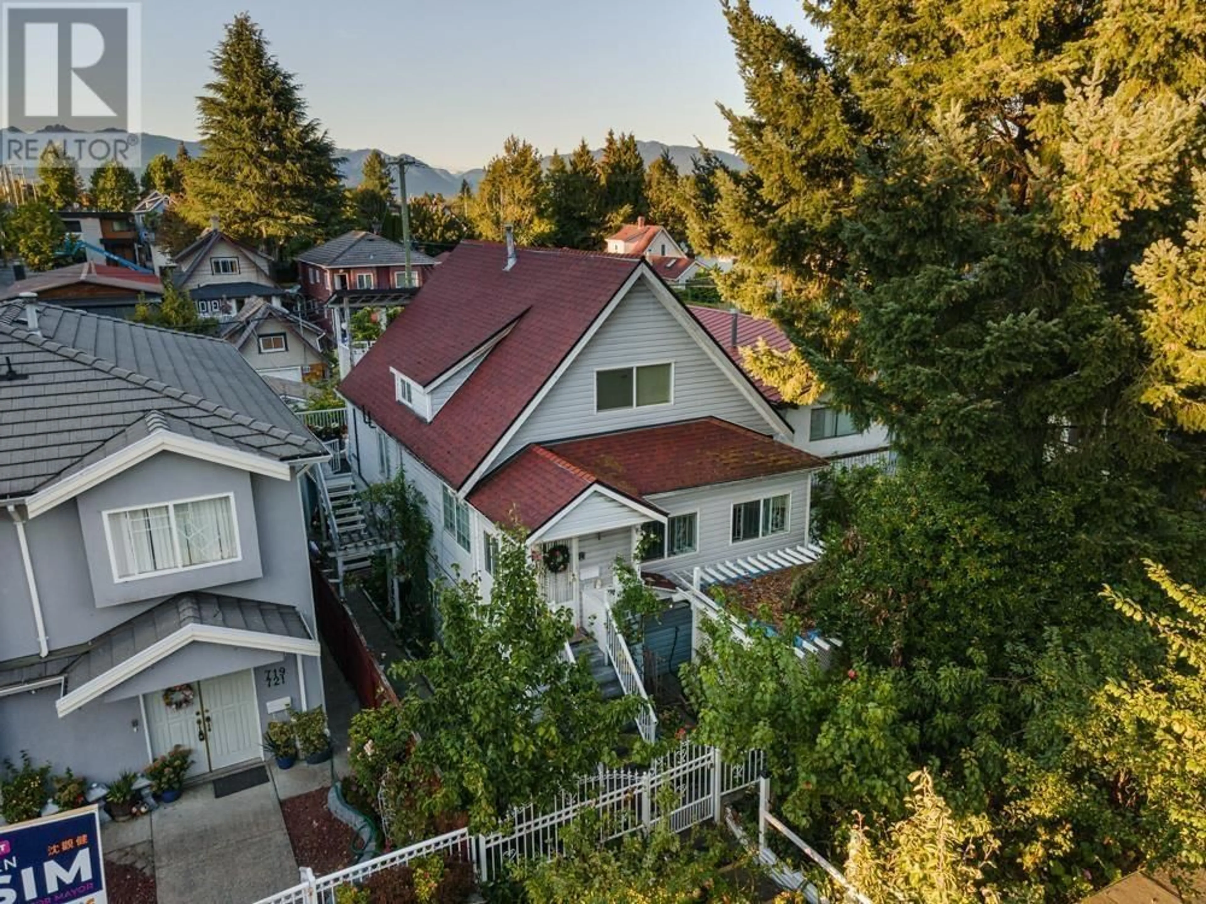 A pic from outside/outdoor area/front of a property/back of a property/a pic from drone, mountain view for 727 39TH AVENUE, Vancouver British Columbia V5W1K5