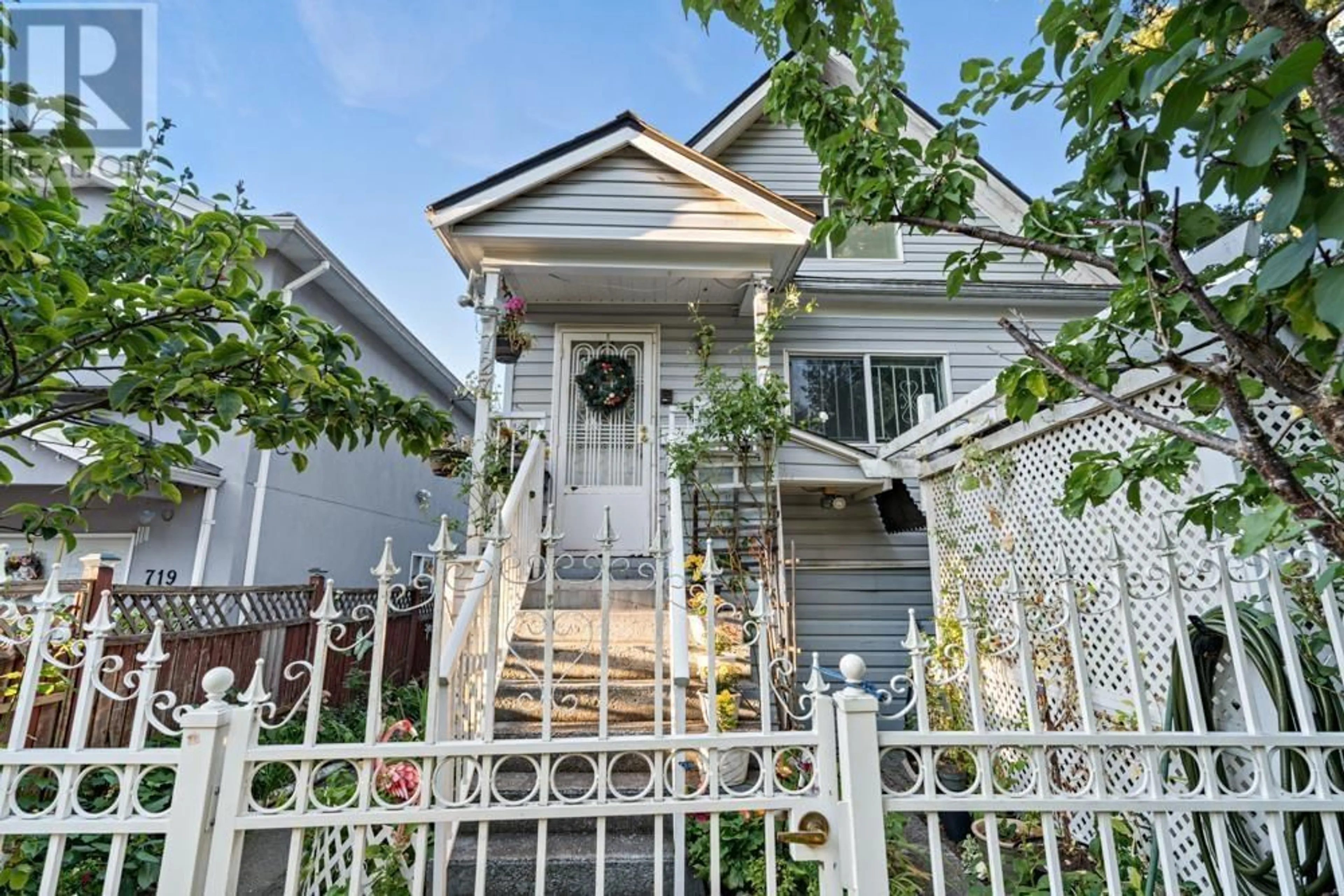 Home with vinyl exterior material, street for 727 39TH AVENUE, Vancouver British Columbia V5W1K5