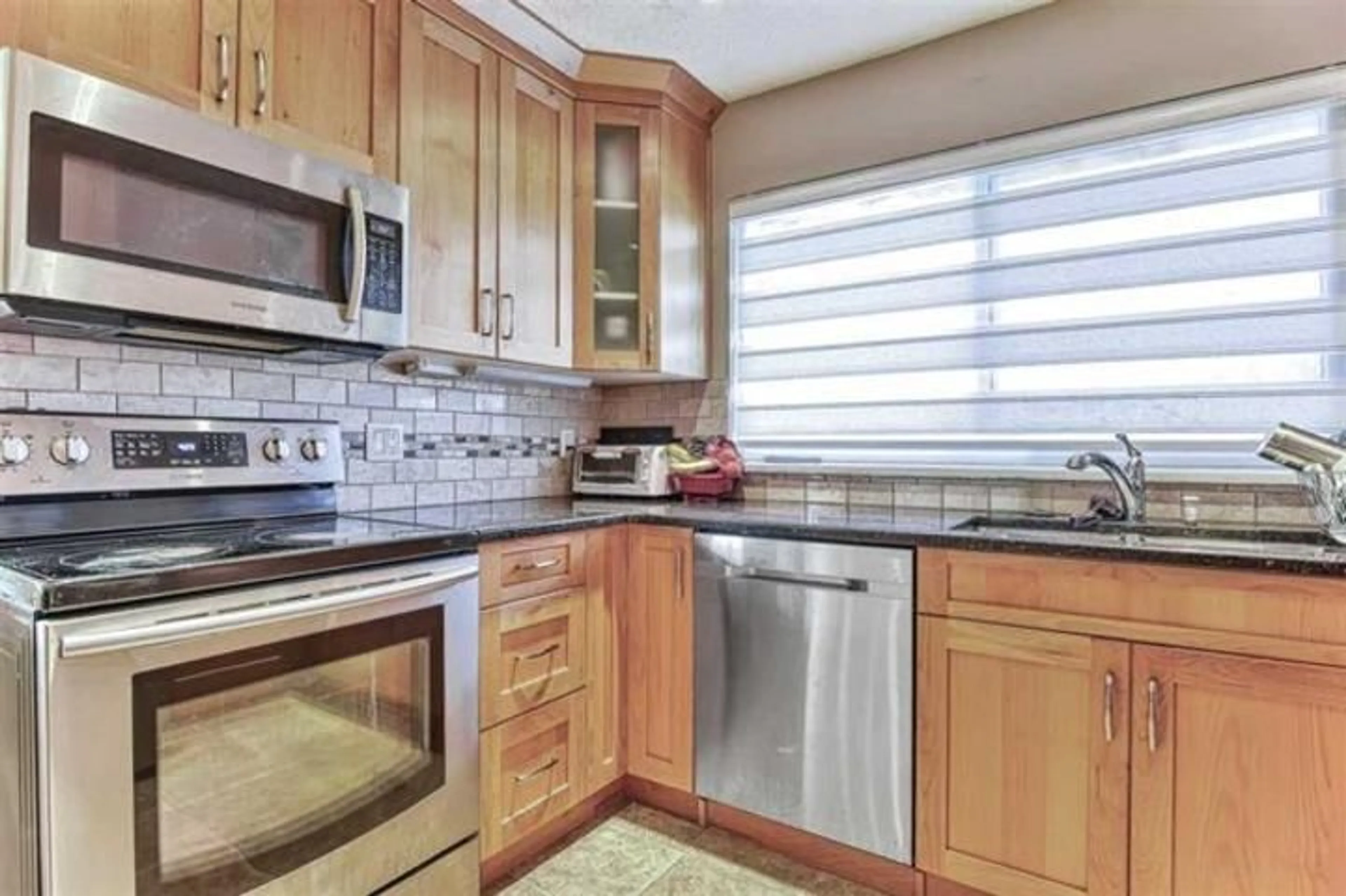 Standard kitchen, ceramic/tile floor for 11662 89A, Delta British Columbia V4C7G5