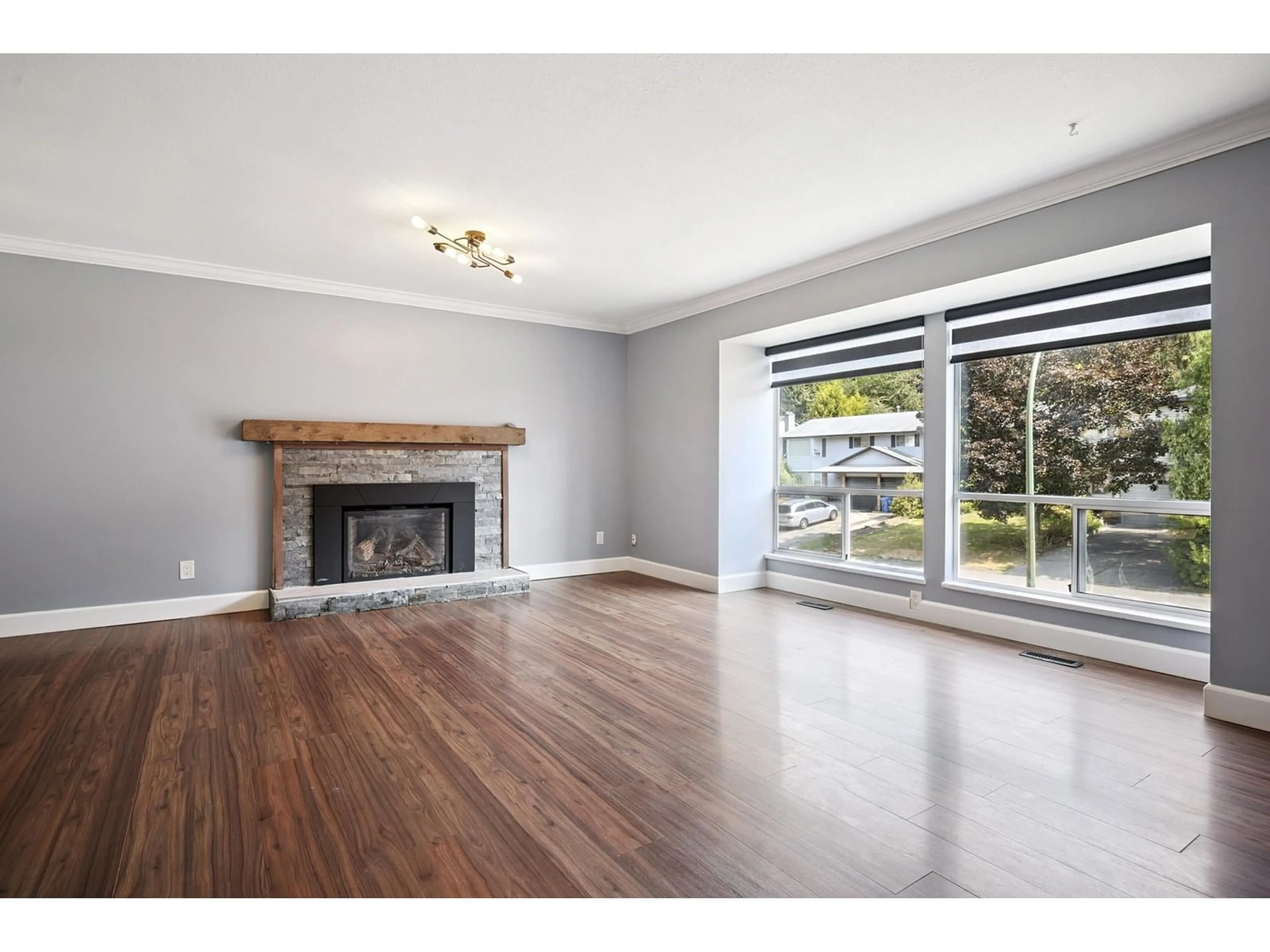 Living room with furniture, wood/laminate floor for 2311 HARPER, Abbotsford British Columbia V3G2B2