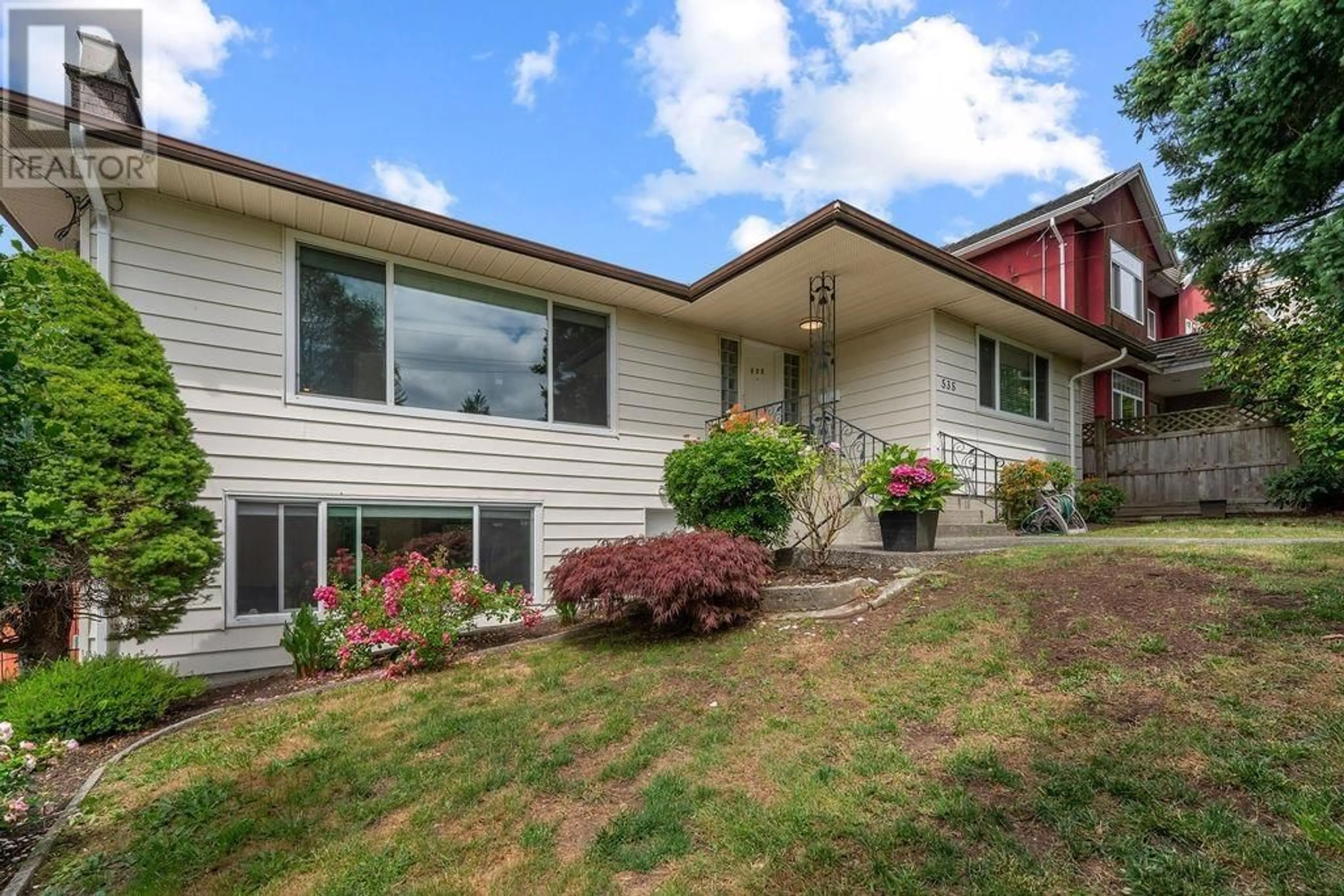 Home with vinyl exterior material, unknown for 535 HOLDOM AVENUE, Burnaby British Columbia V5B3V3