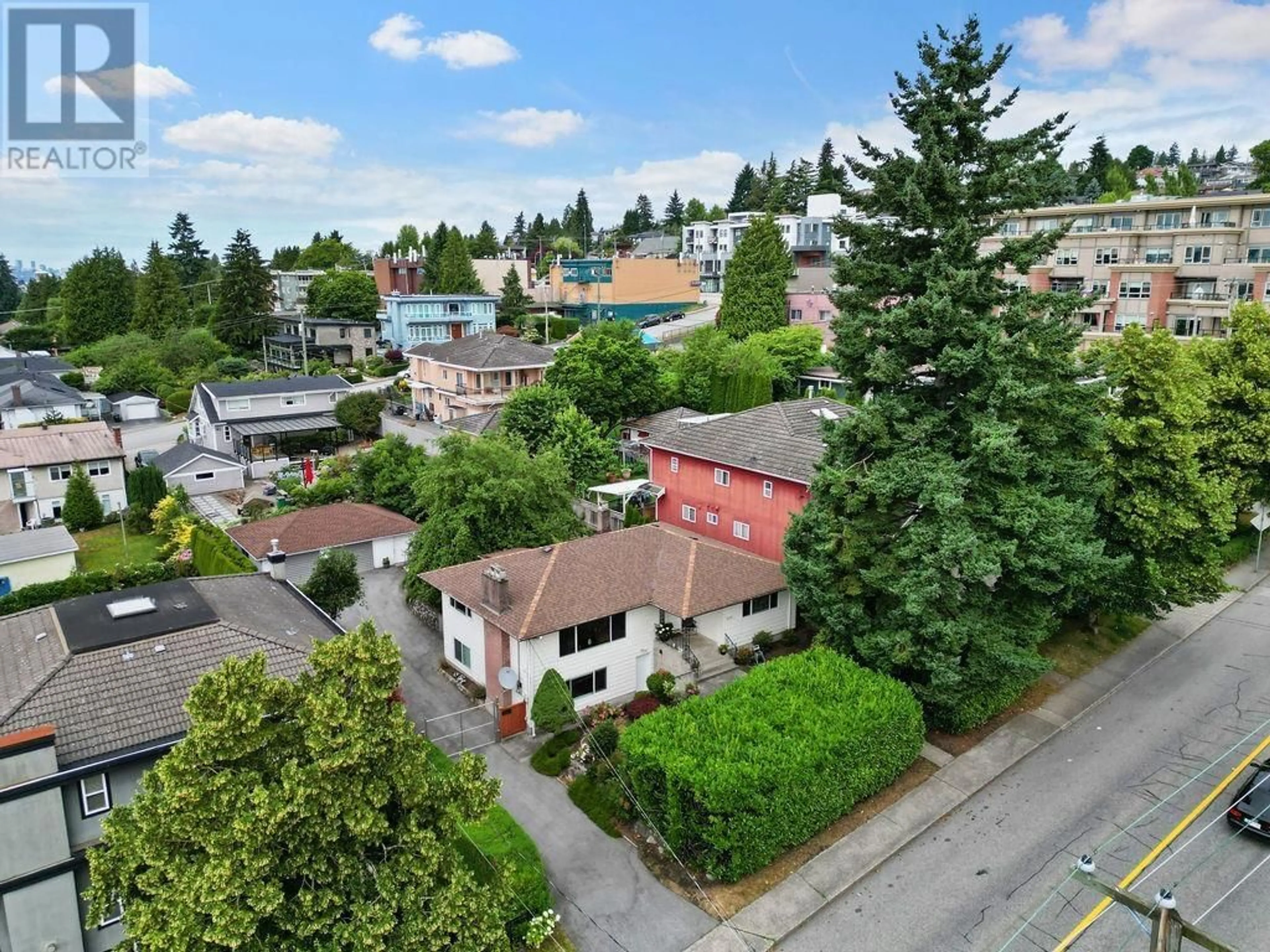 A pic from outside/outdoor area/front of a property/back of a property/a pic from drone, street for 535 HOLDOM AVENUE, Burnaby British Columbia V5B3V3