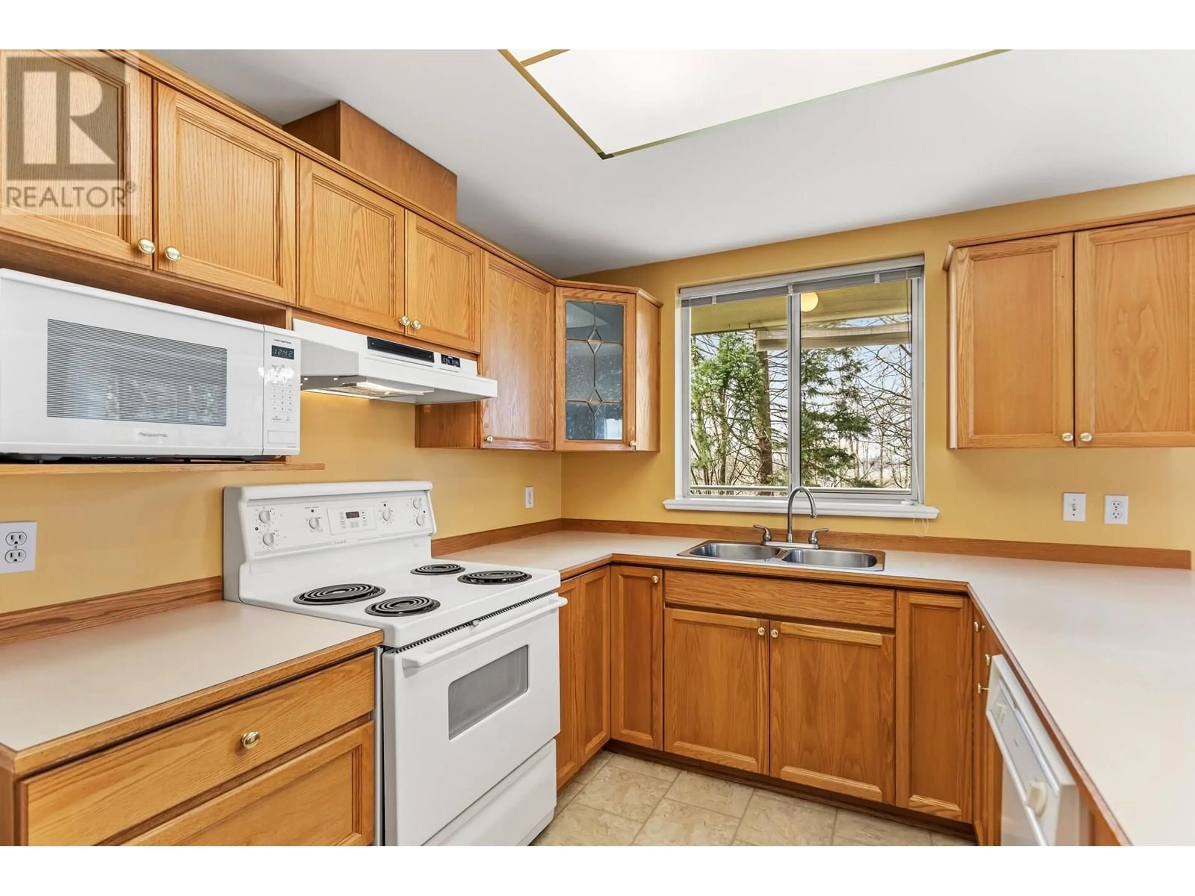Standard kitchen, unknown for 205 - 11609 227 STREET, Maple Ridge British Columbia V2X2L9