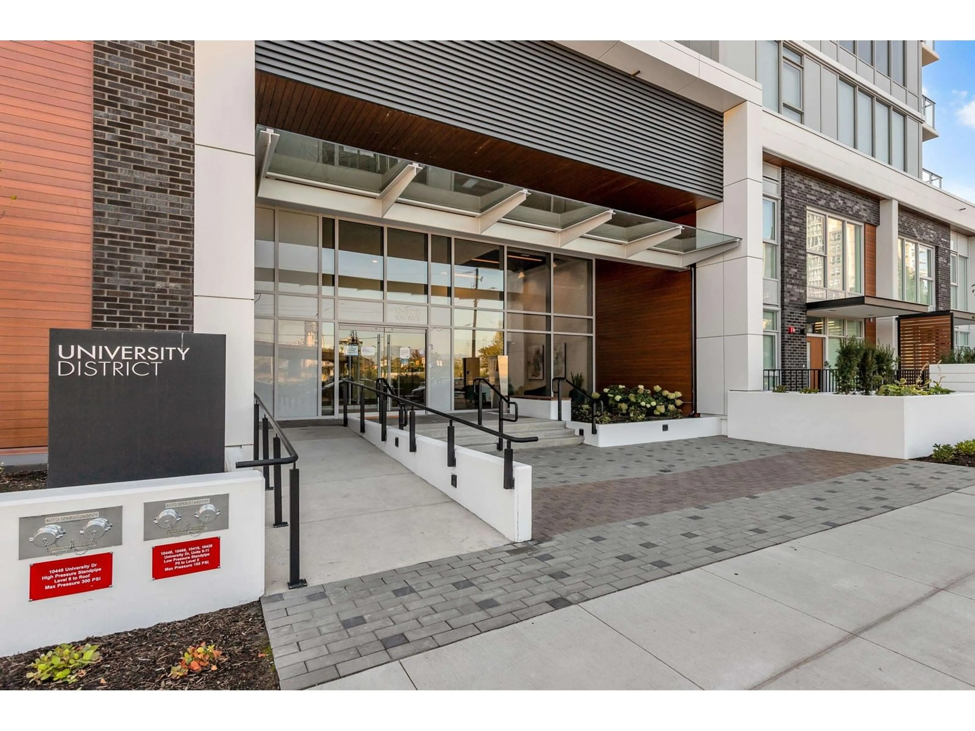 Indoor foyer for 201 - 13428 105, Surrey British Columbia V3T0S6