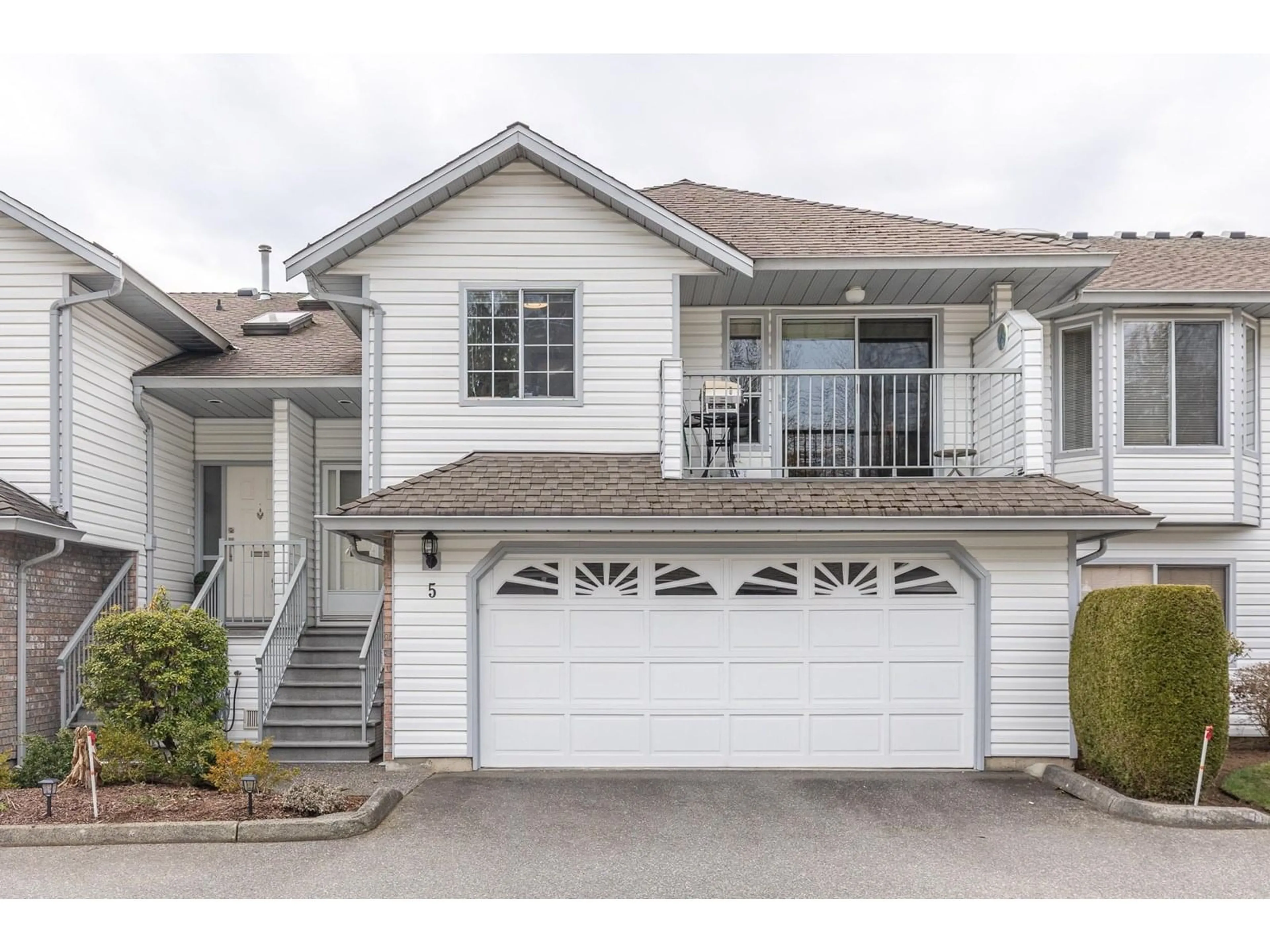 Home with vinyl exterior material, street for 5 - 2988 HORN, Abbotsford British Columbia V2S3C1